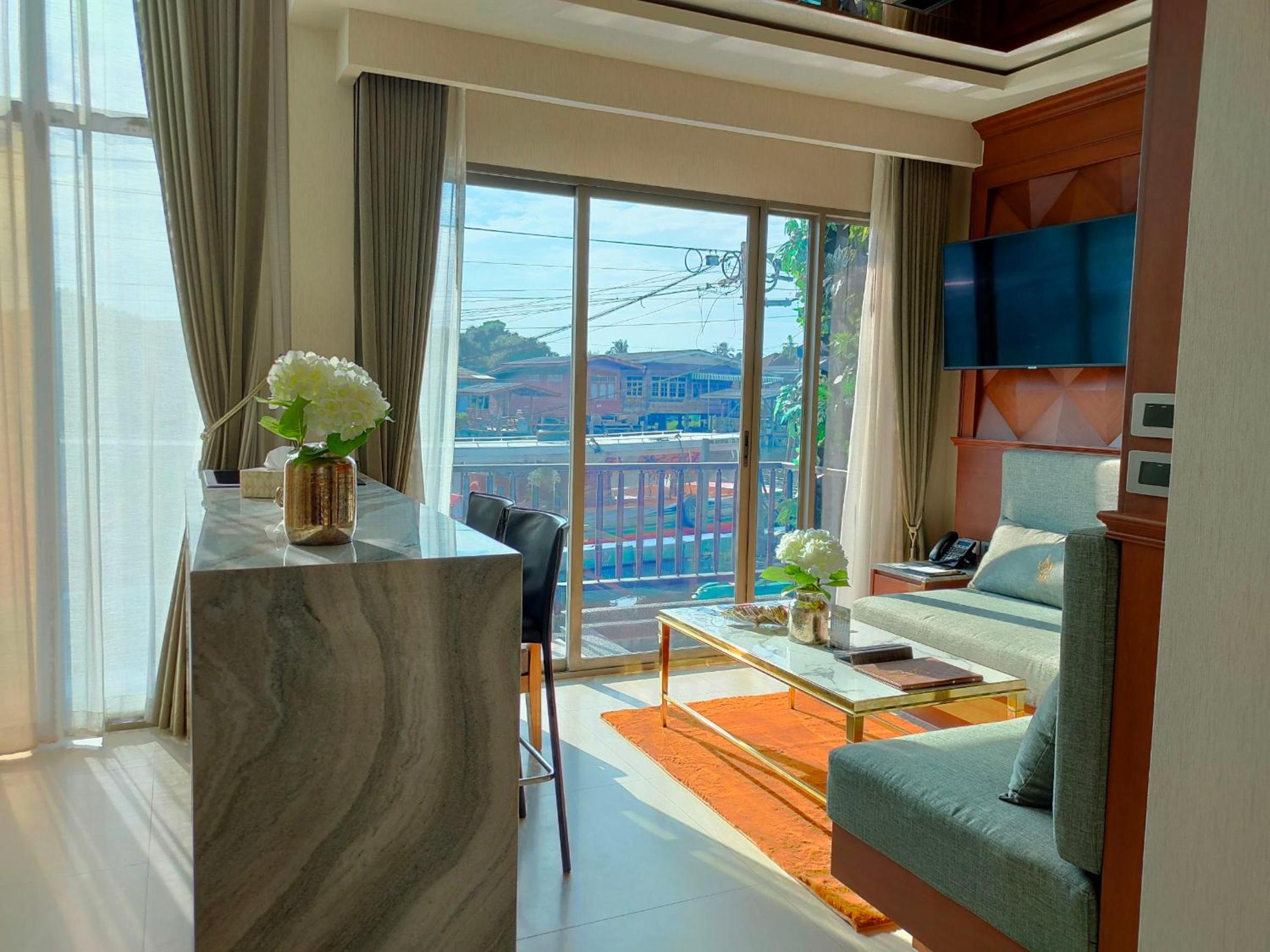 King Whirlpool Villa - Photo 13