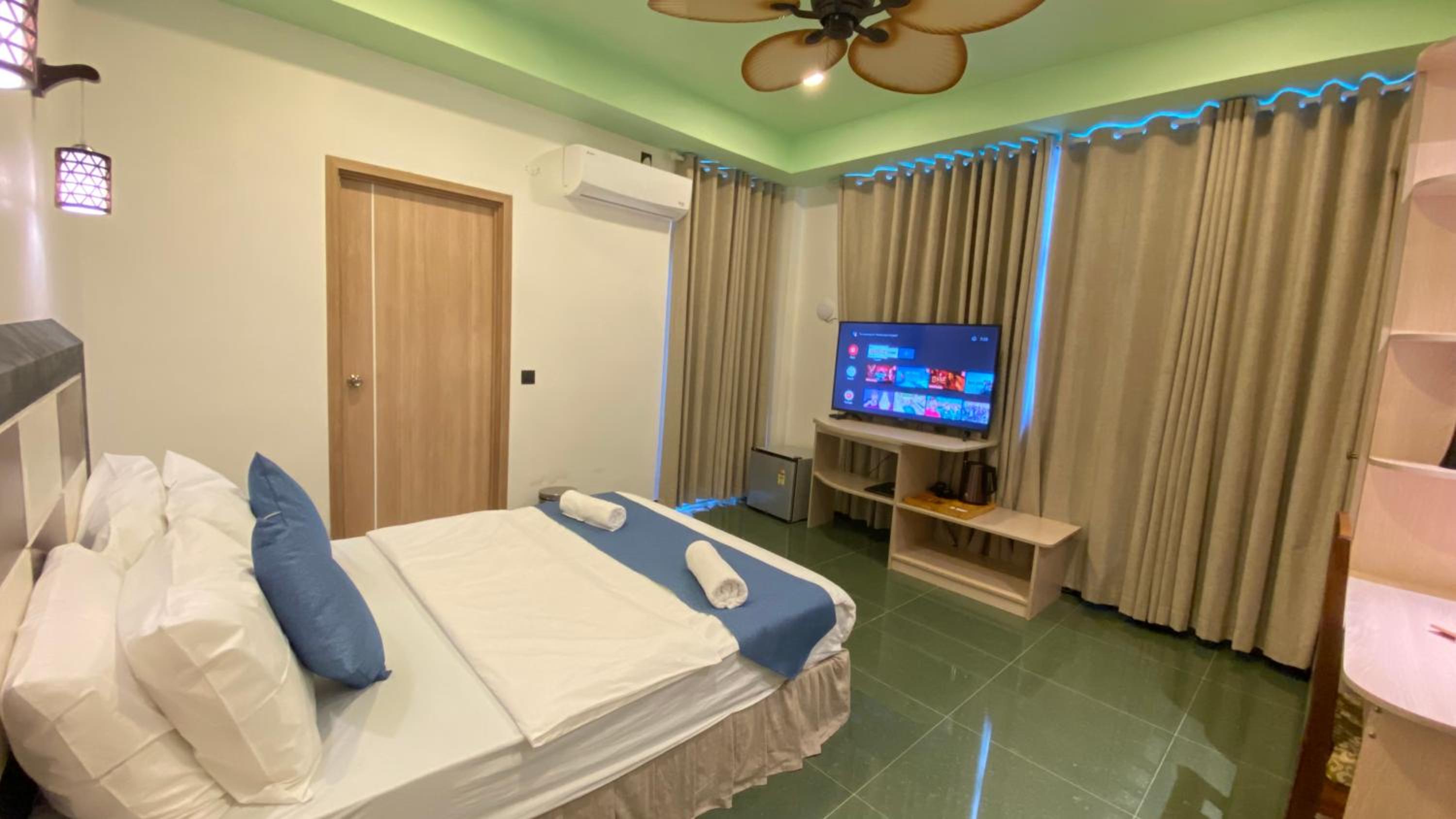 Deluxe Double Room with Balcony - Photo 8