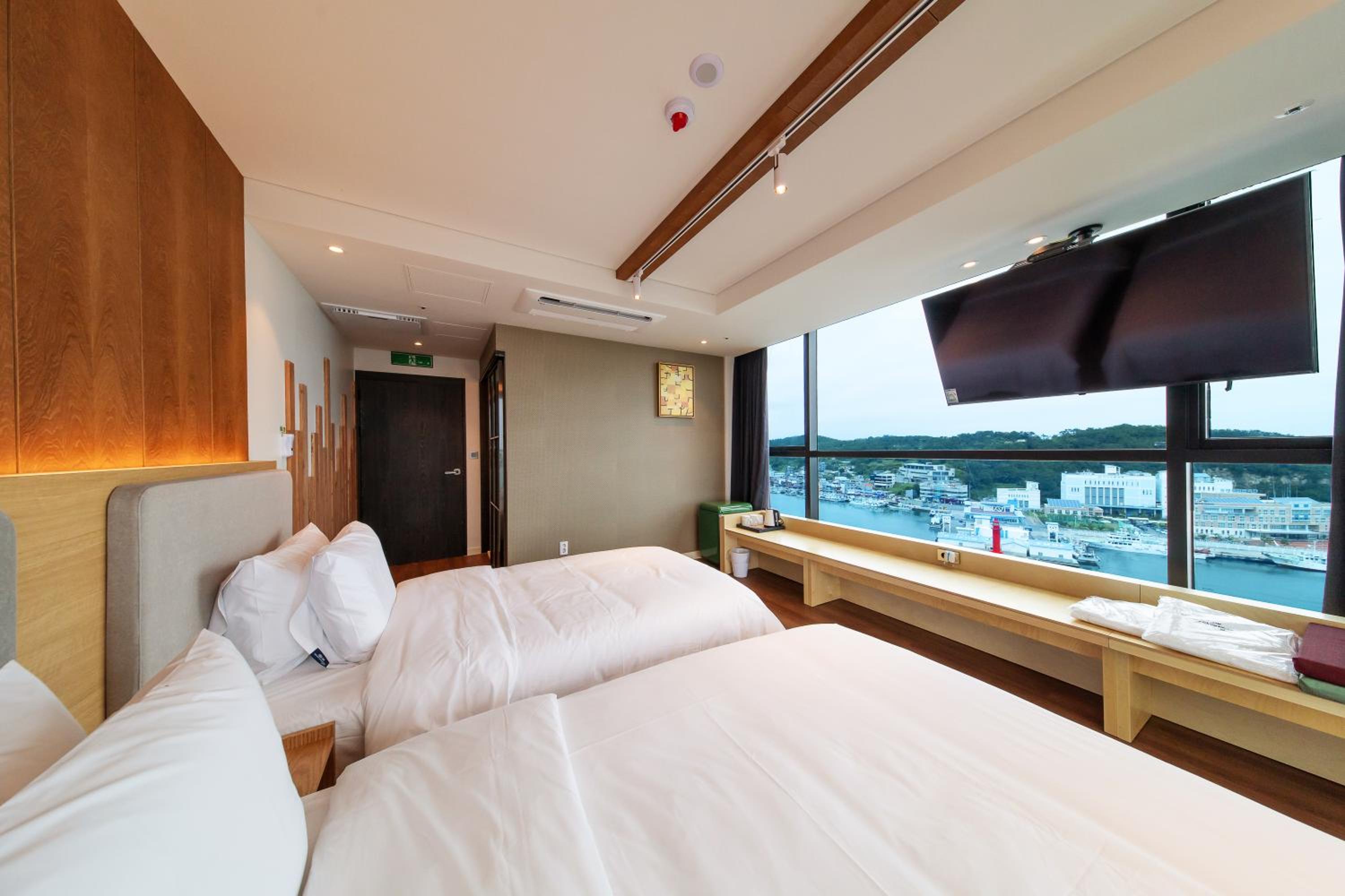 Suite with Ocean View - Photo 2