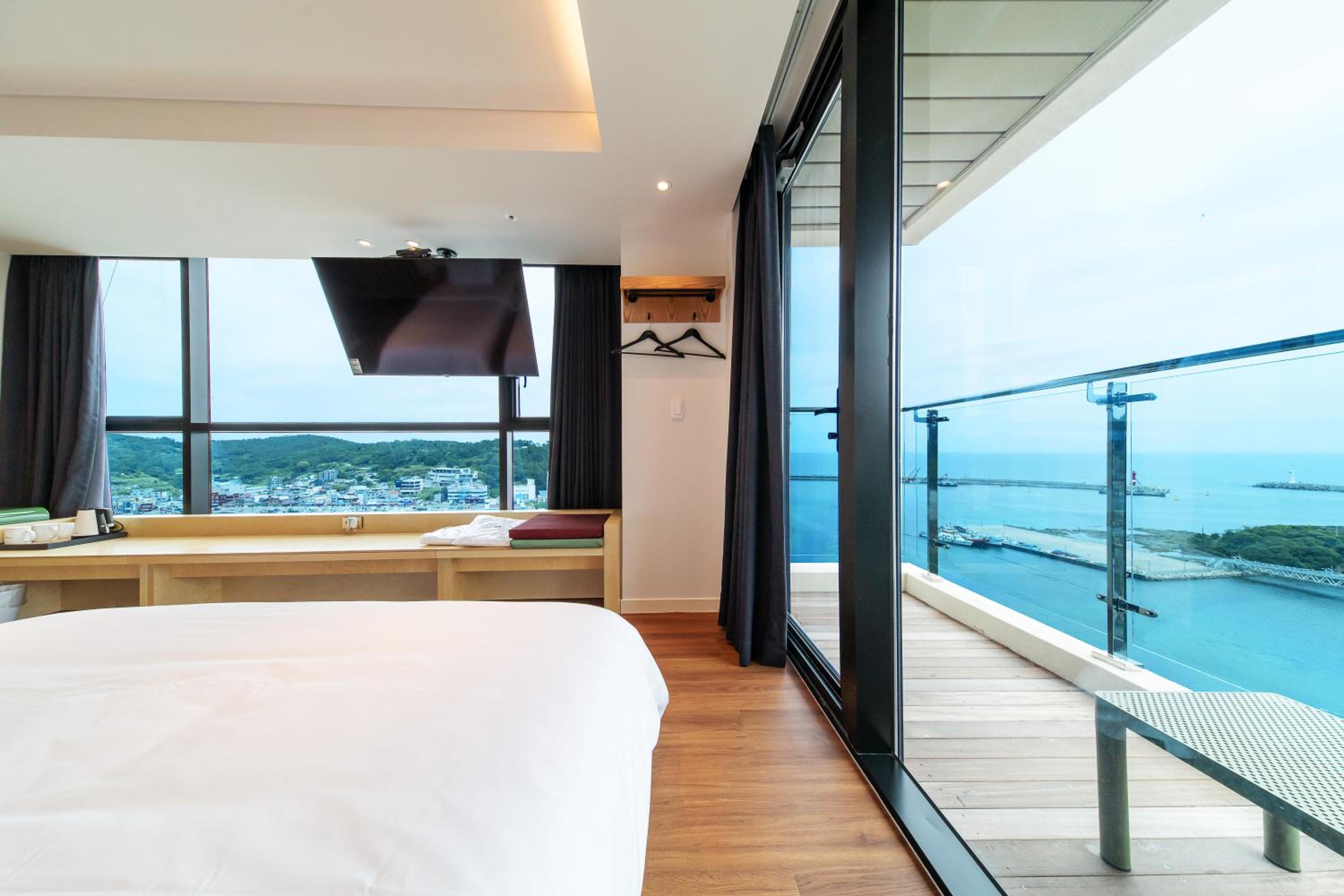 Suite with Ocean View - Photo 3