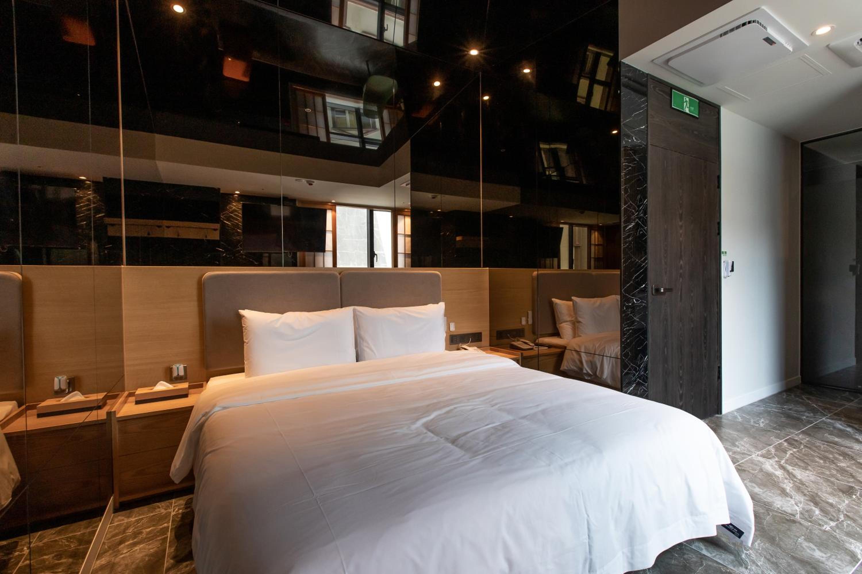 Superior Double Room with Sea View - Photo 2