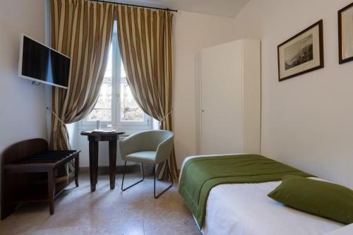 Small Single Room photo 2