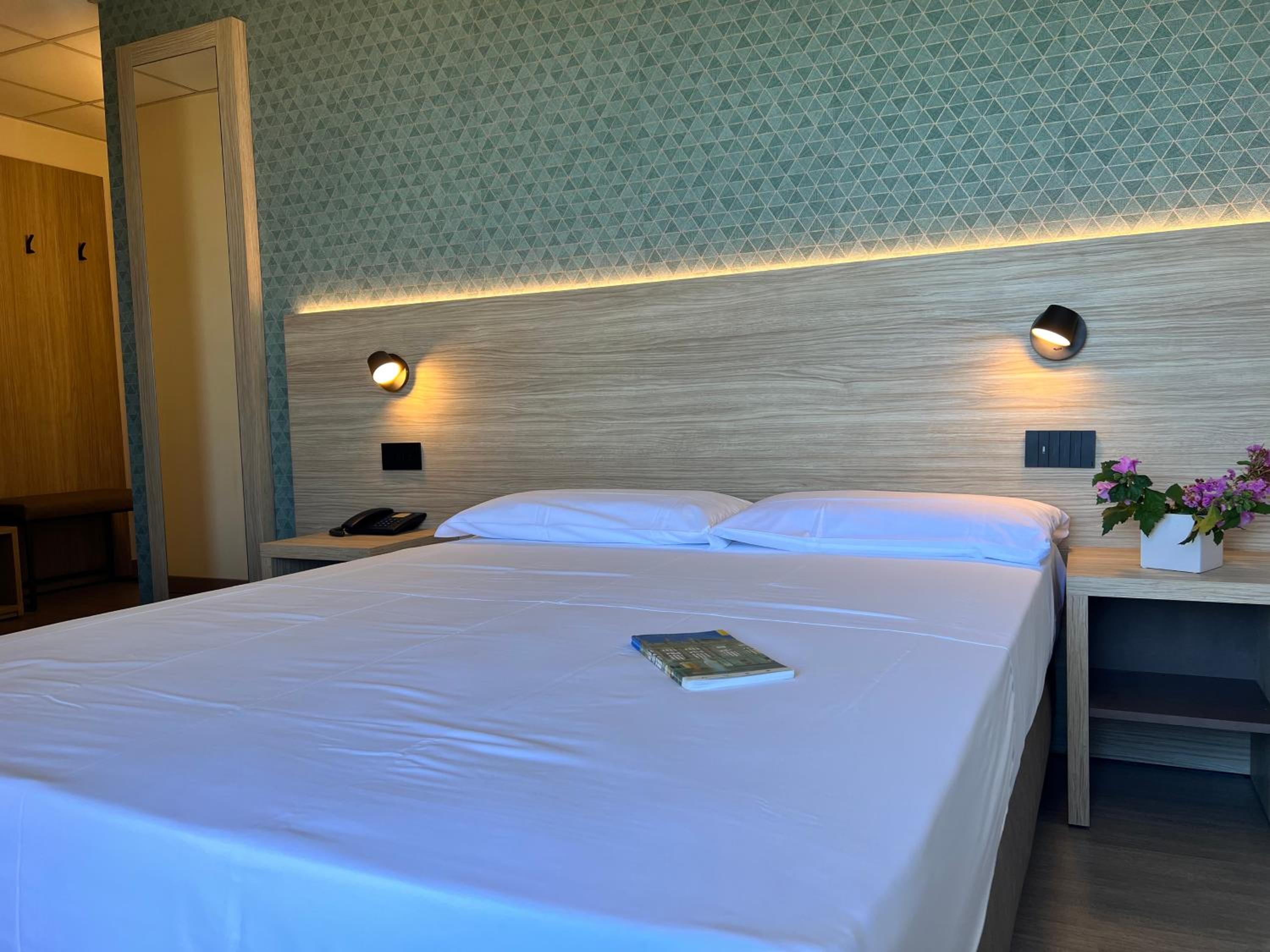 Double Room with French Bed - Photo 2