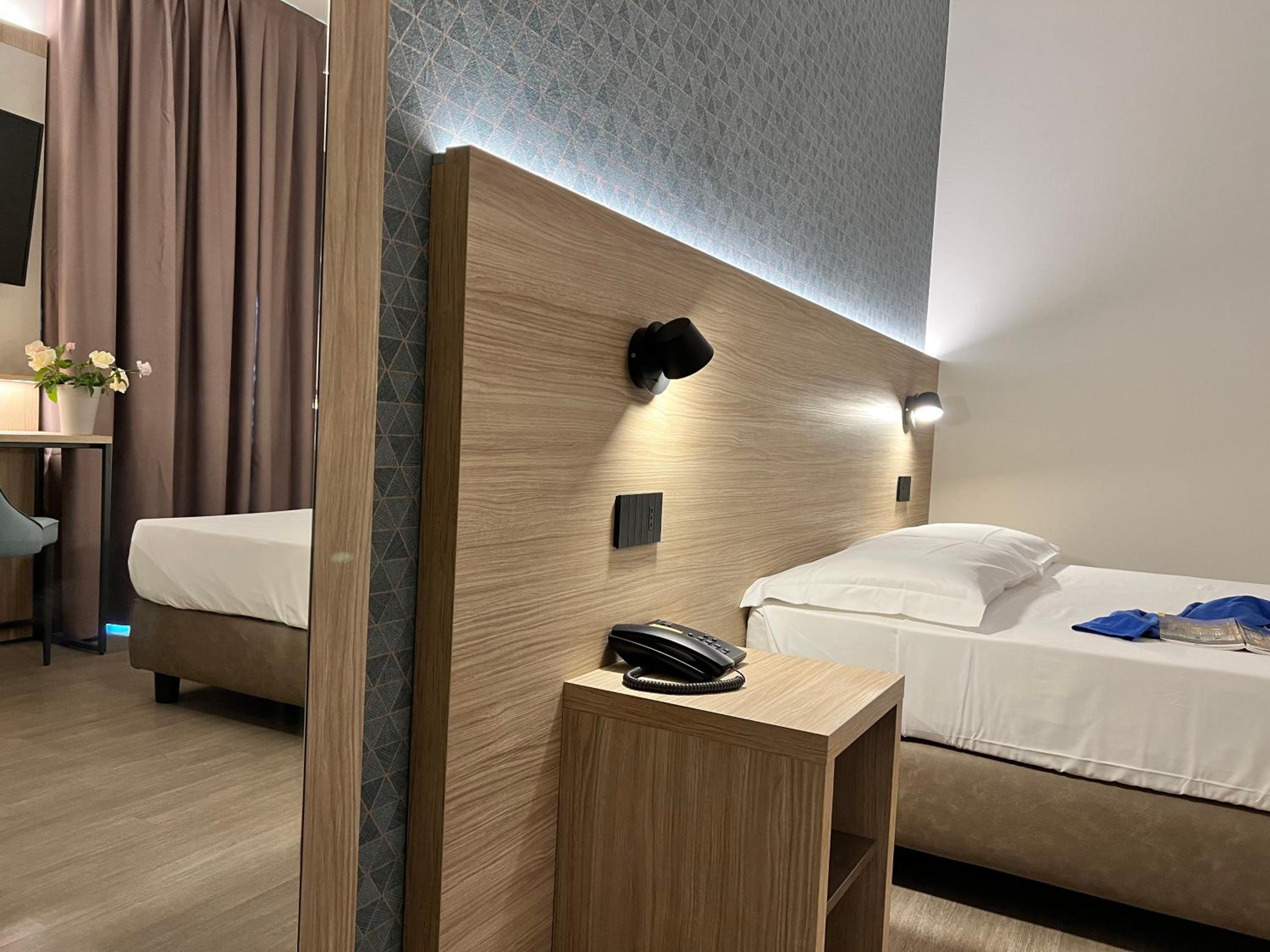 Double Room with French Bed - Photo 4