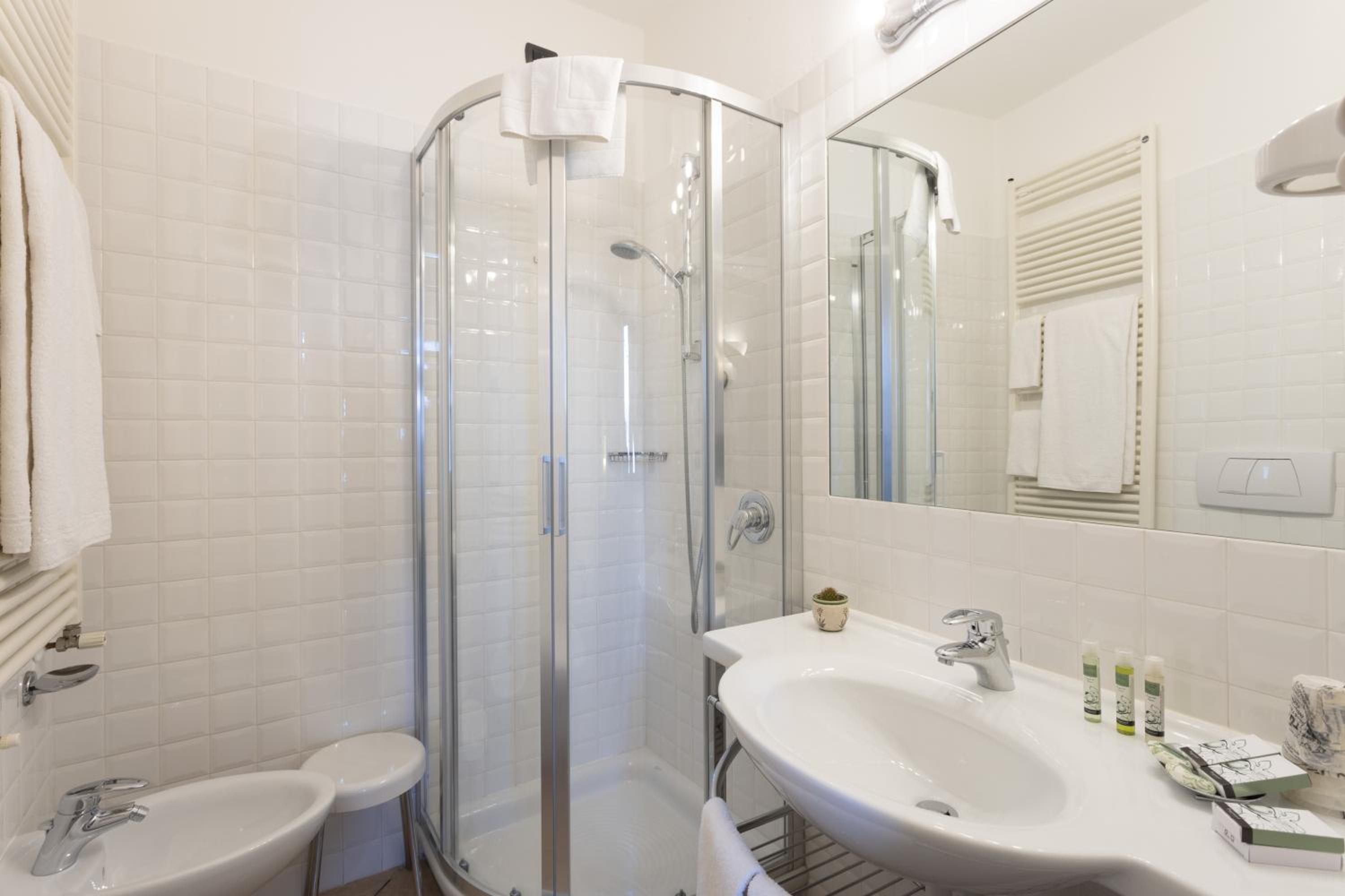 Double or Twin Room with Partial Lake View photo 2