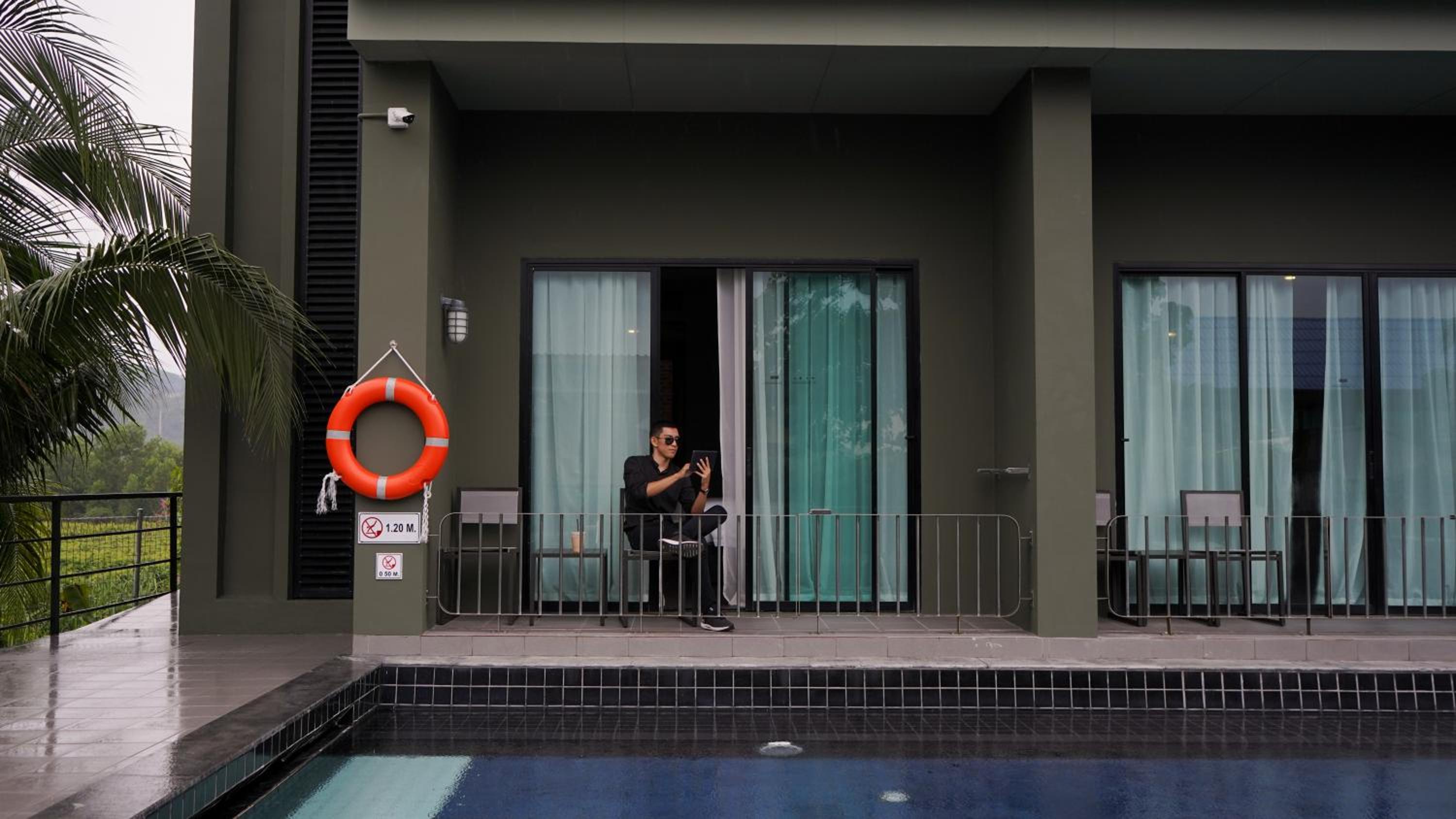 Deluxe with Pool Access photo 2