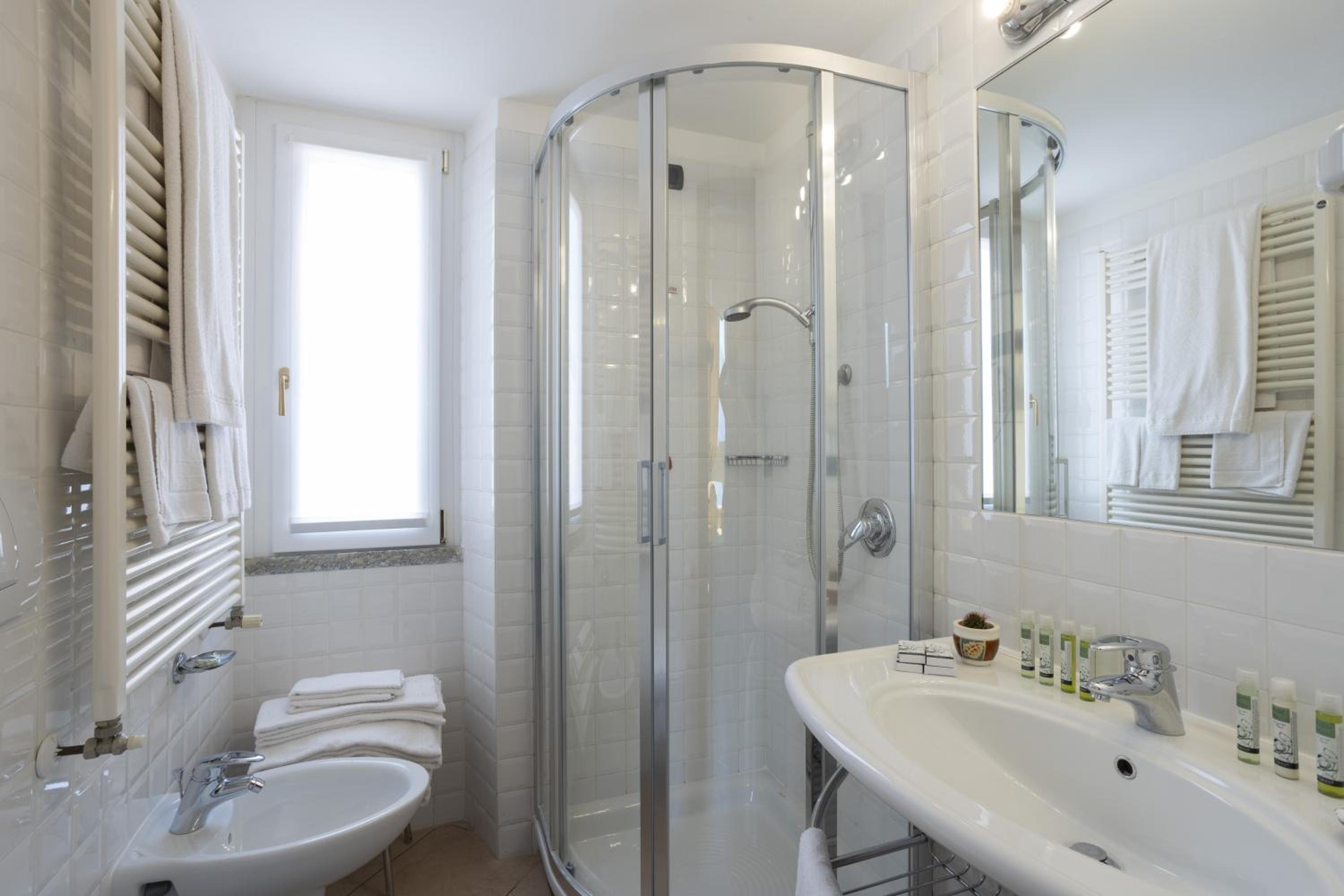 Superior Double or Twin Room with Lake View photo 2