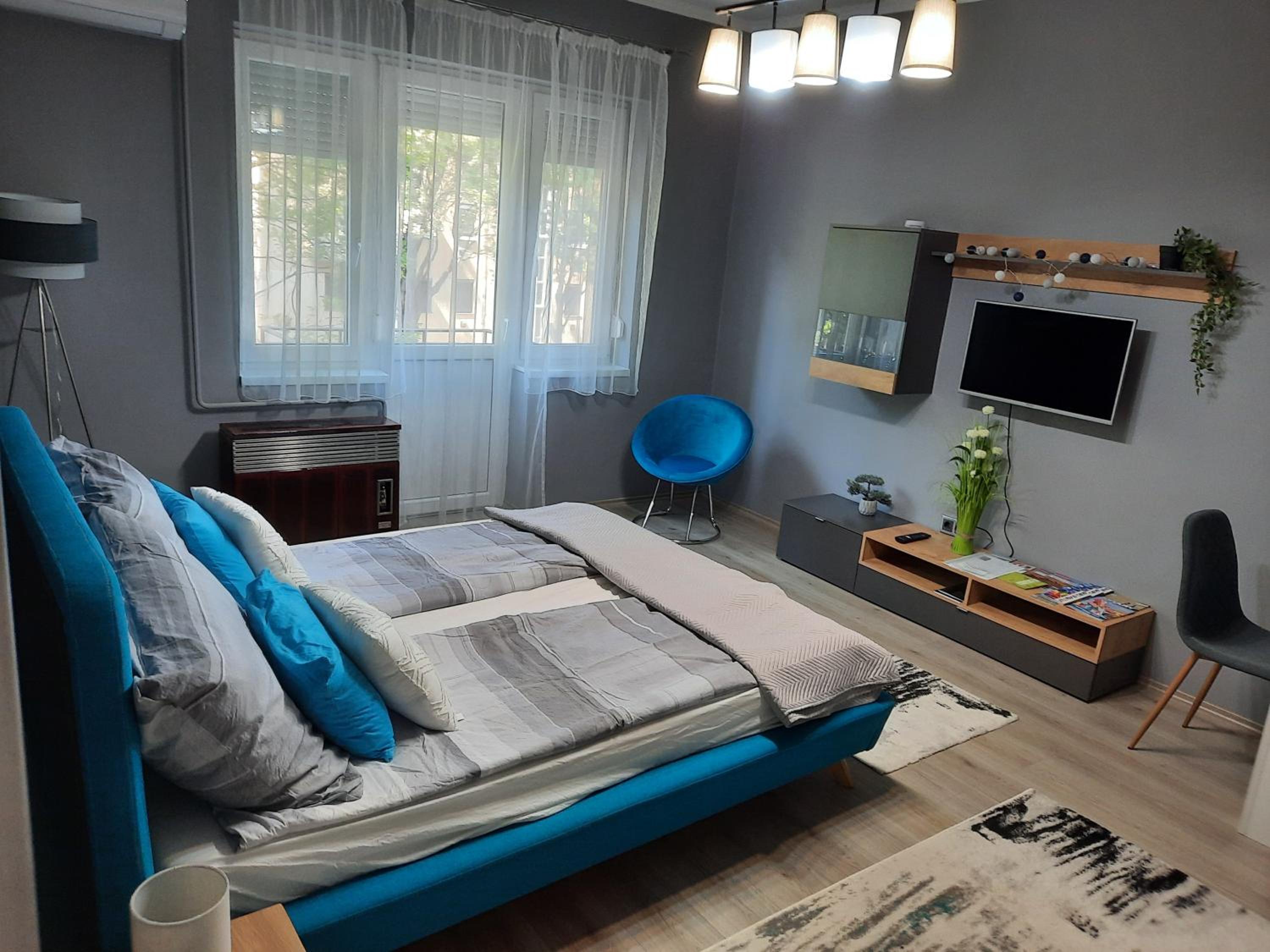 One-Bedroom Apartment - Photo 2