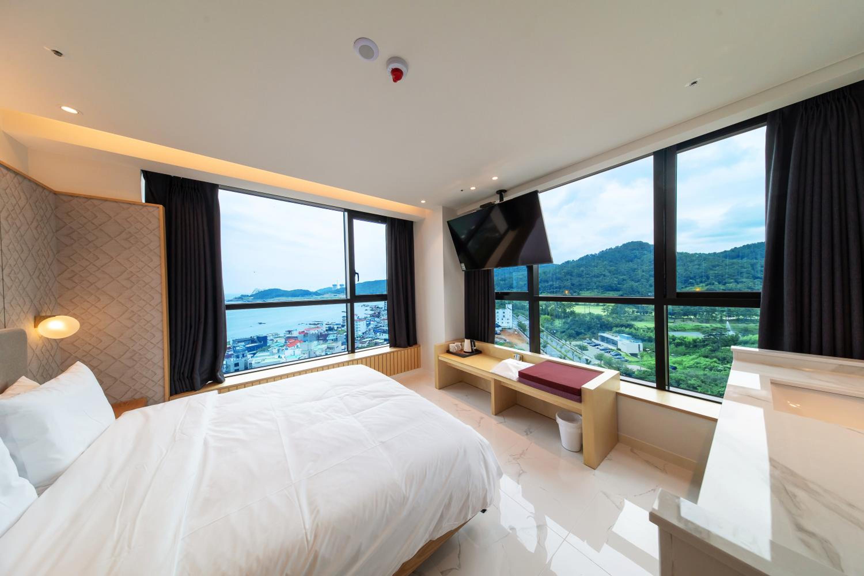 Premium Double Room with Sea View - Photo 3