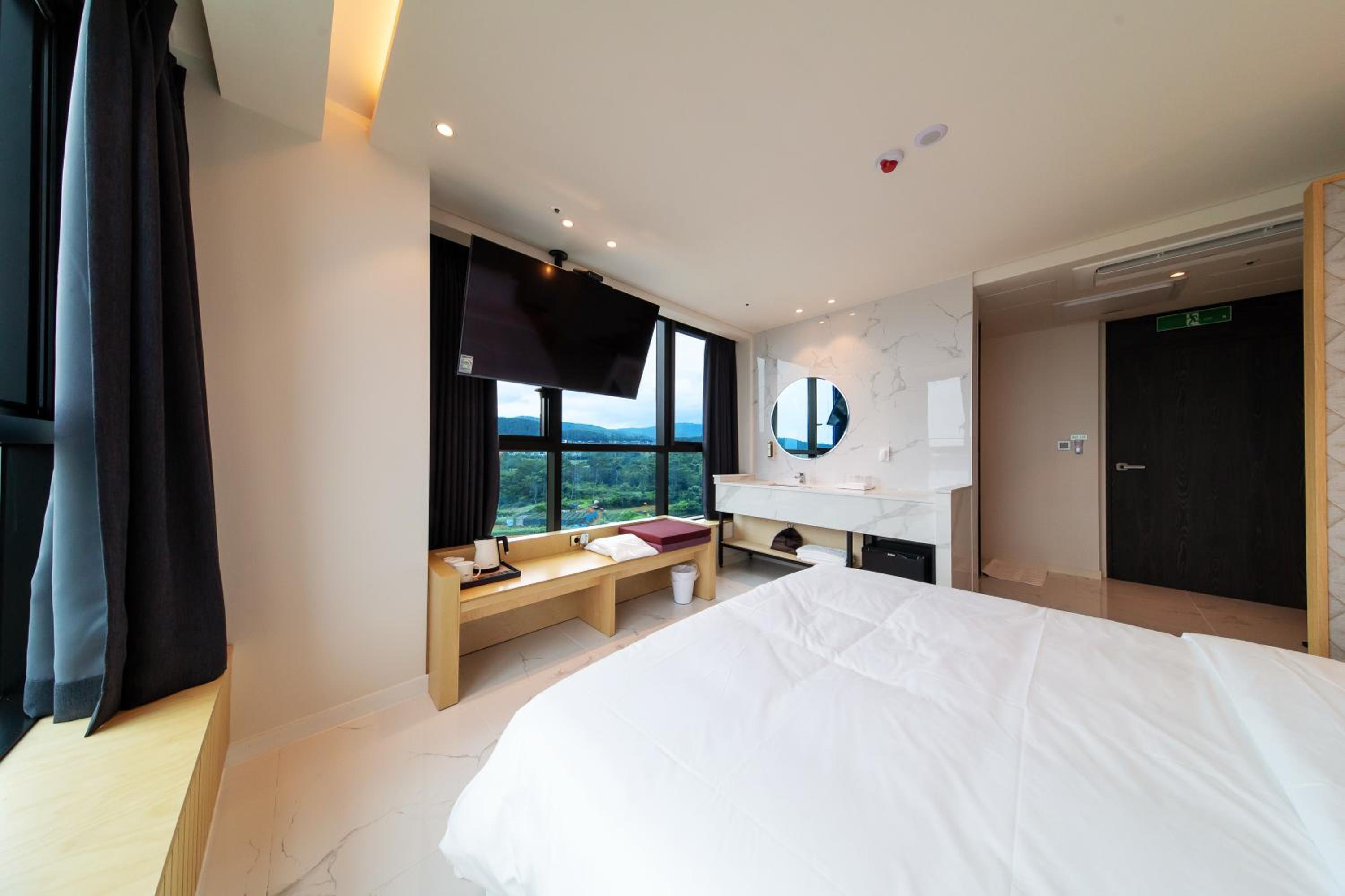 Premium Double Room with Sea View - Photo 2