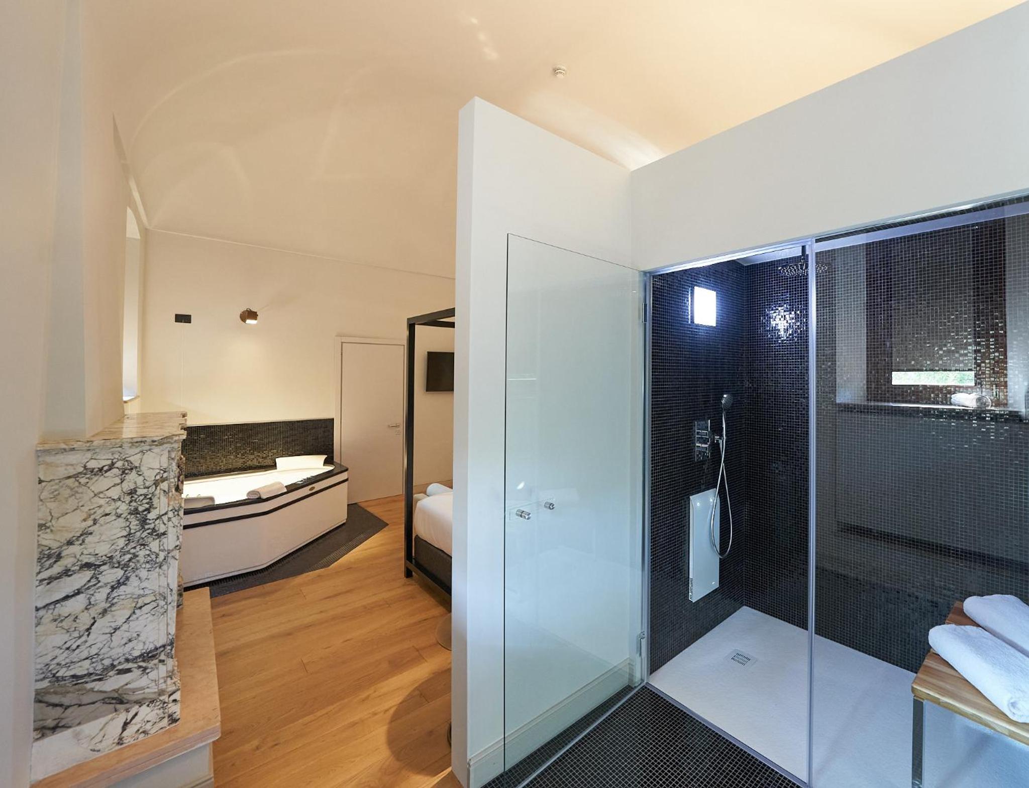 Suite with Spa Bath photo 3