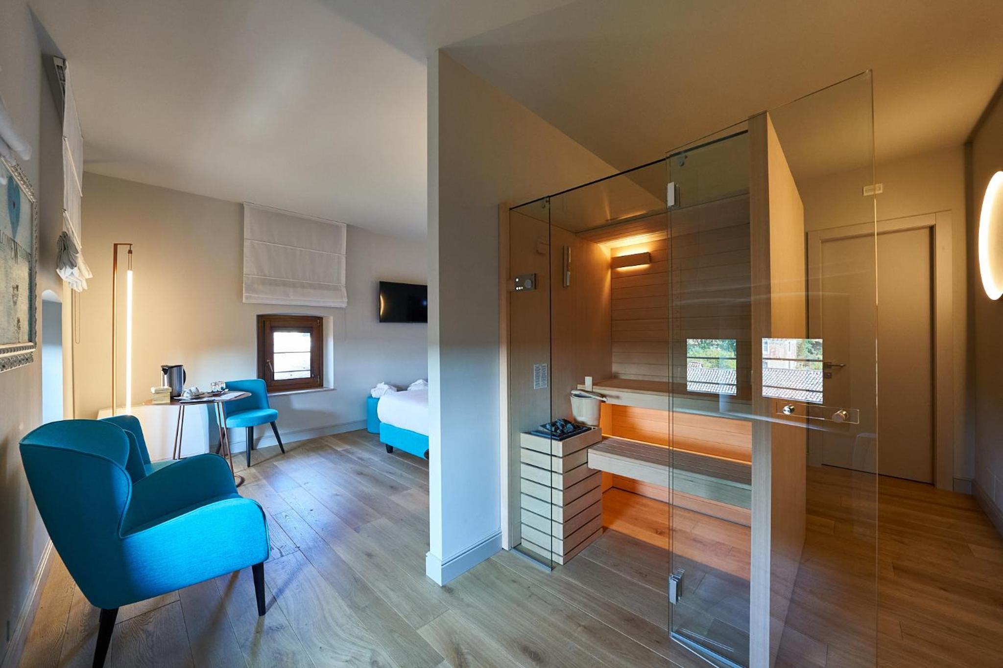 Suite with Hot Tub photo 2