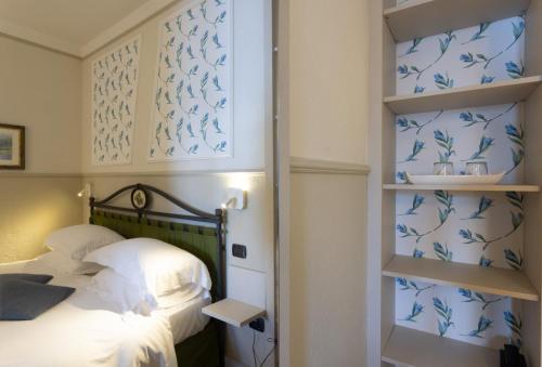 Double or Twin Room with Partial Lake View photo 3