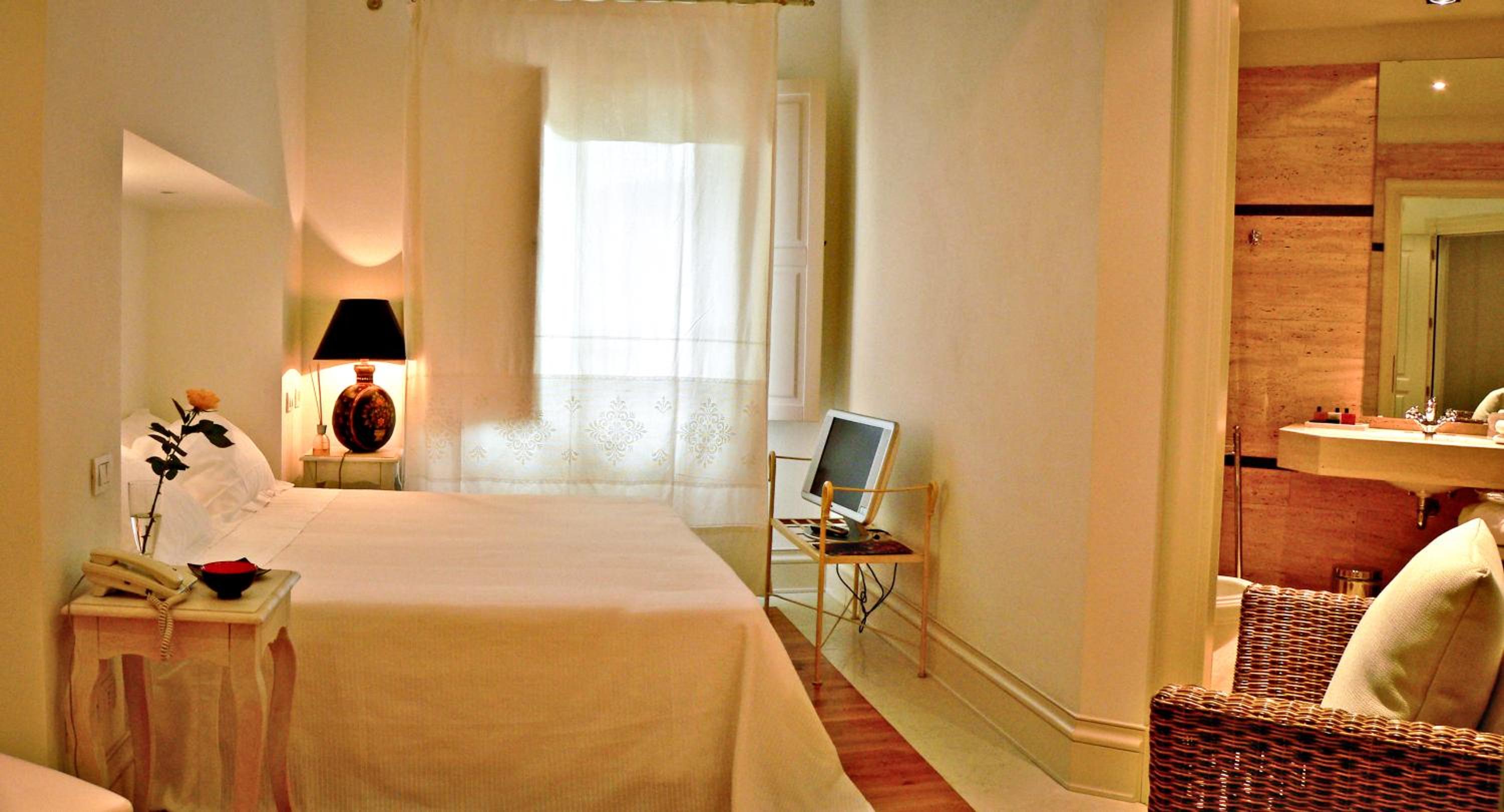Deluxe Double or Twin Room - Photo 2