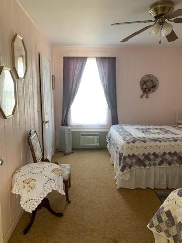 Deluxe Queen Suite photo 2