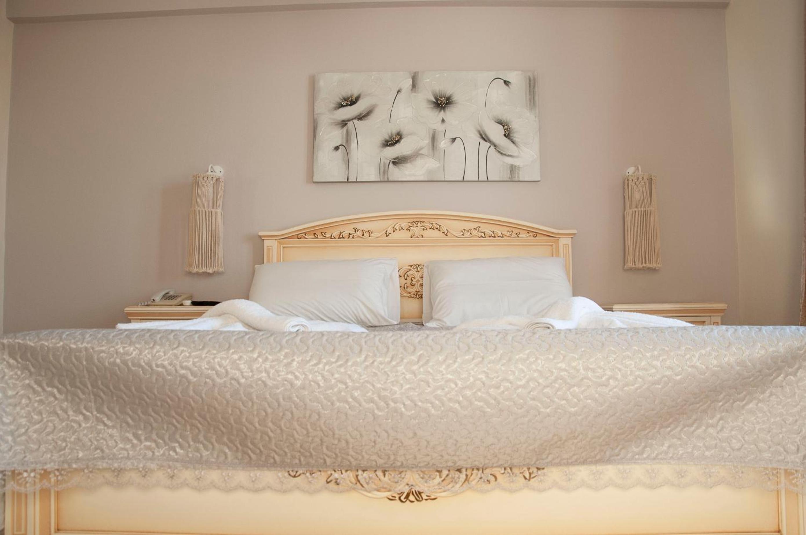 Deluxe One-Bedroom Apartment