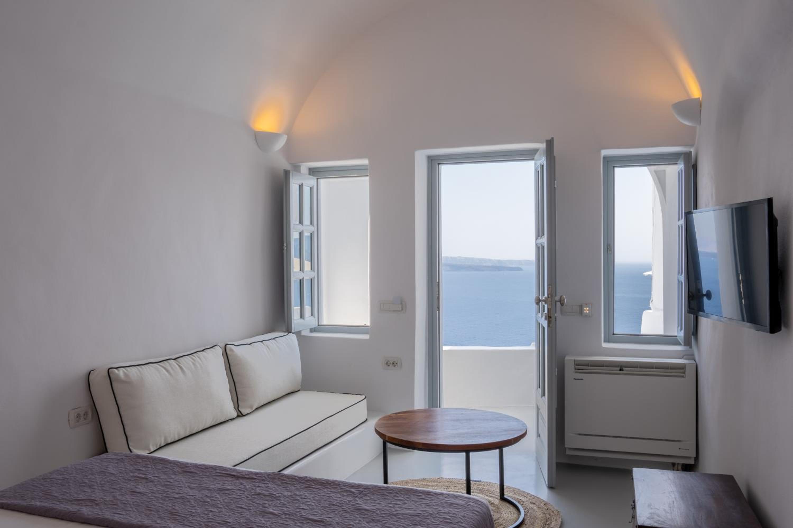 Suite with Outdoor Plunge Pool, Balcony and Blue Domes View