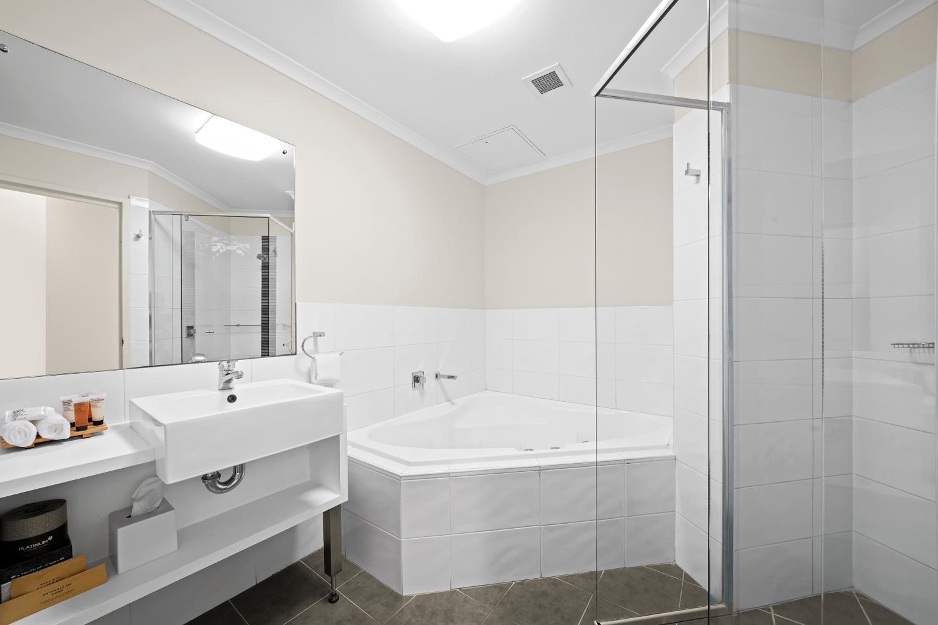 Two-Bedroom Apartment with Water View photo 2