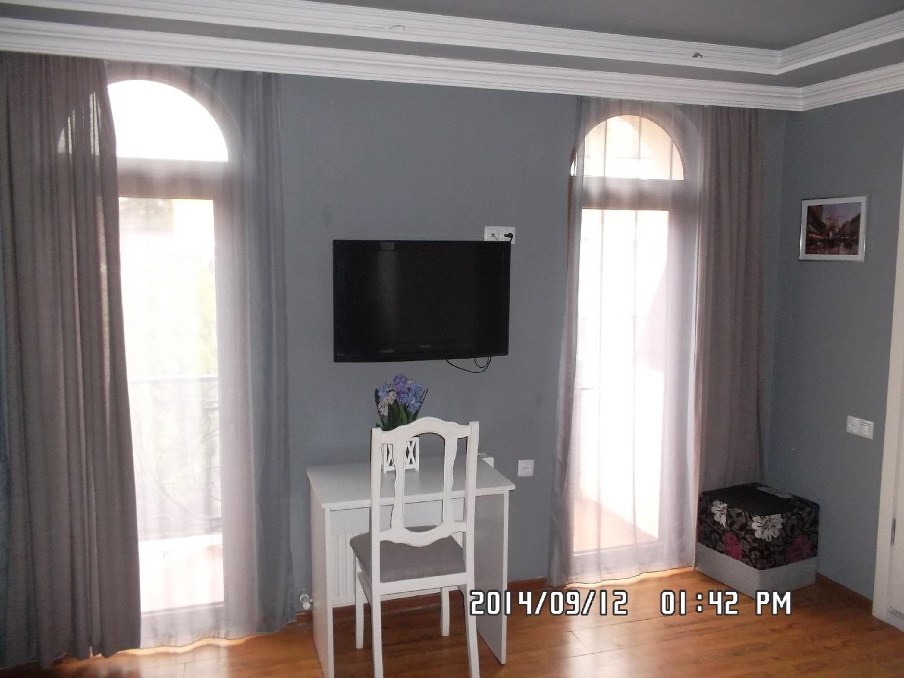 Deluxe One-Bedroom Apartment photo 1