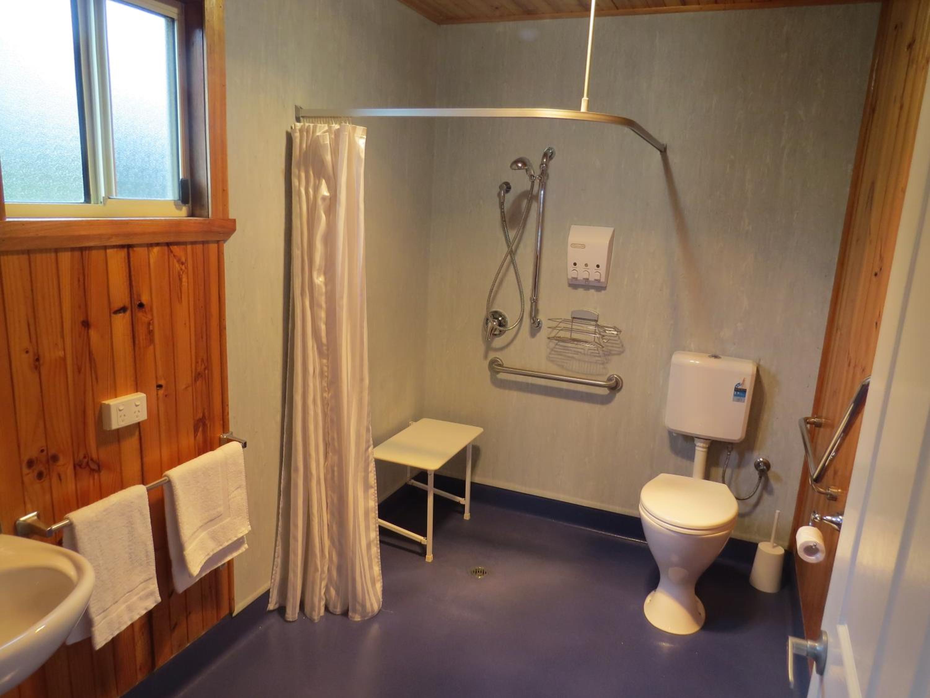 Family Room - Disability Access - Photo 2