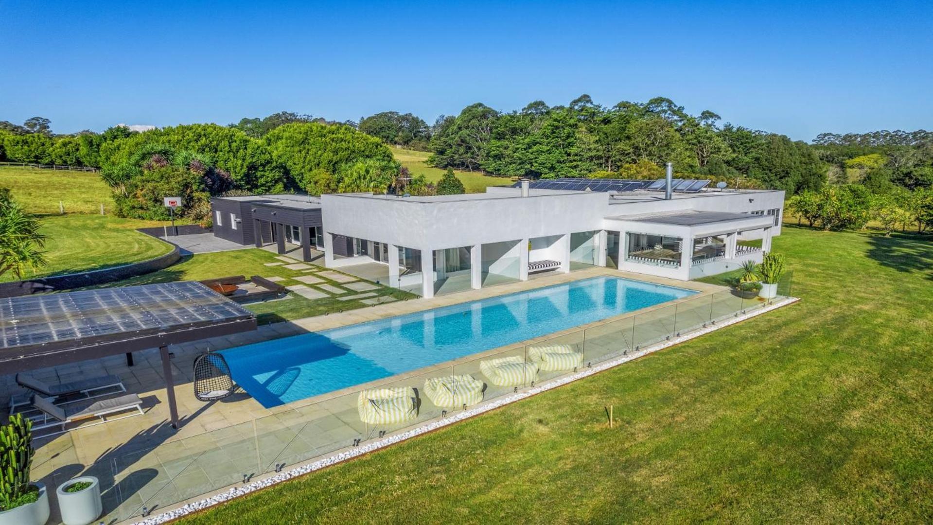 Five-Bedroom House photo 3