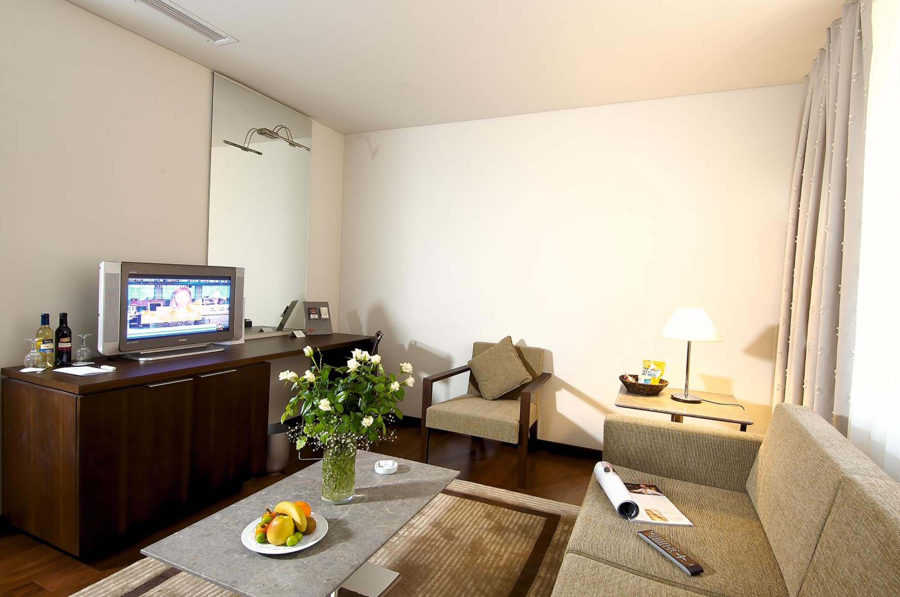 Suite - Photo 2