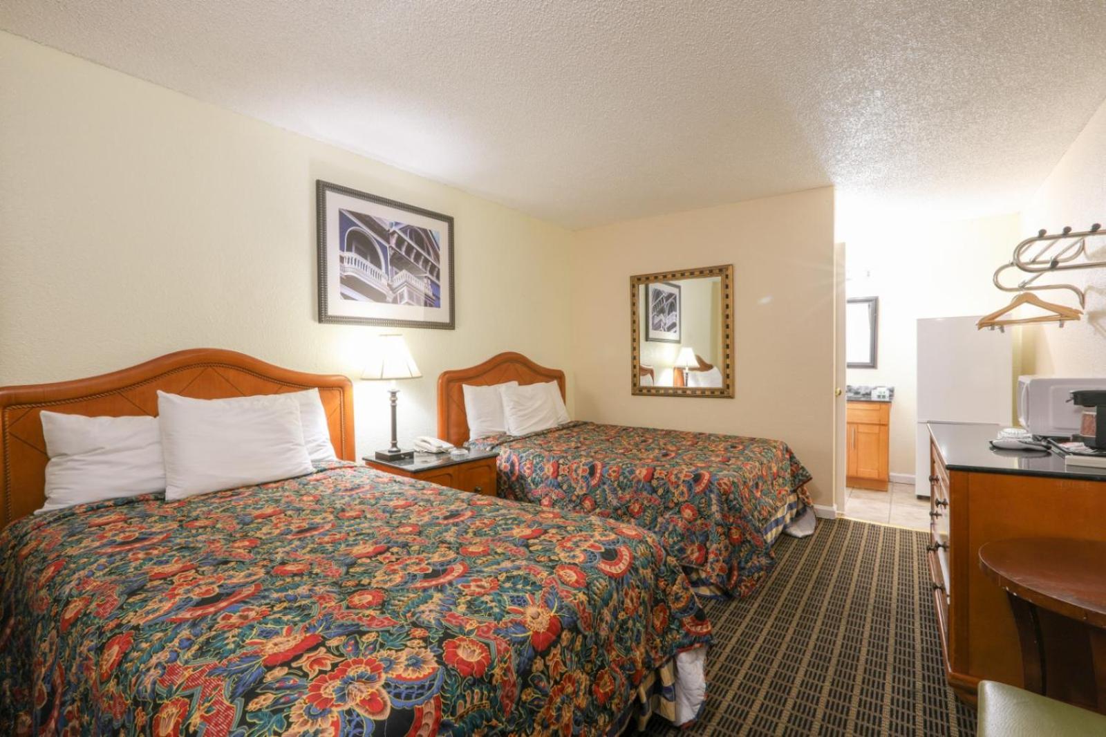 Double Room with Two Double Beds - Smoking photo 2