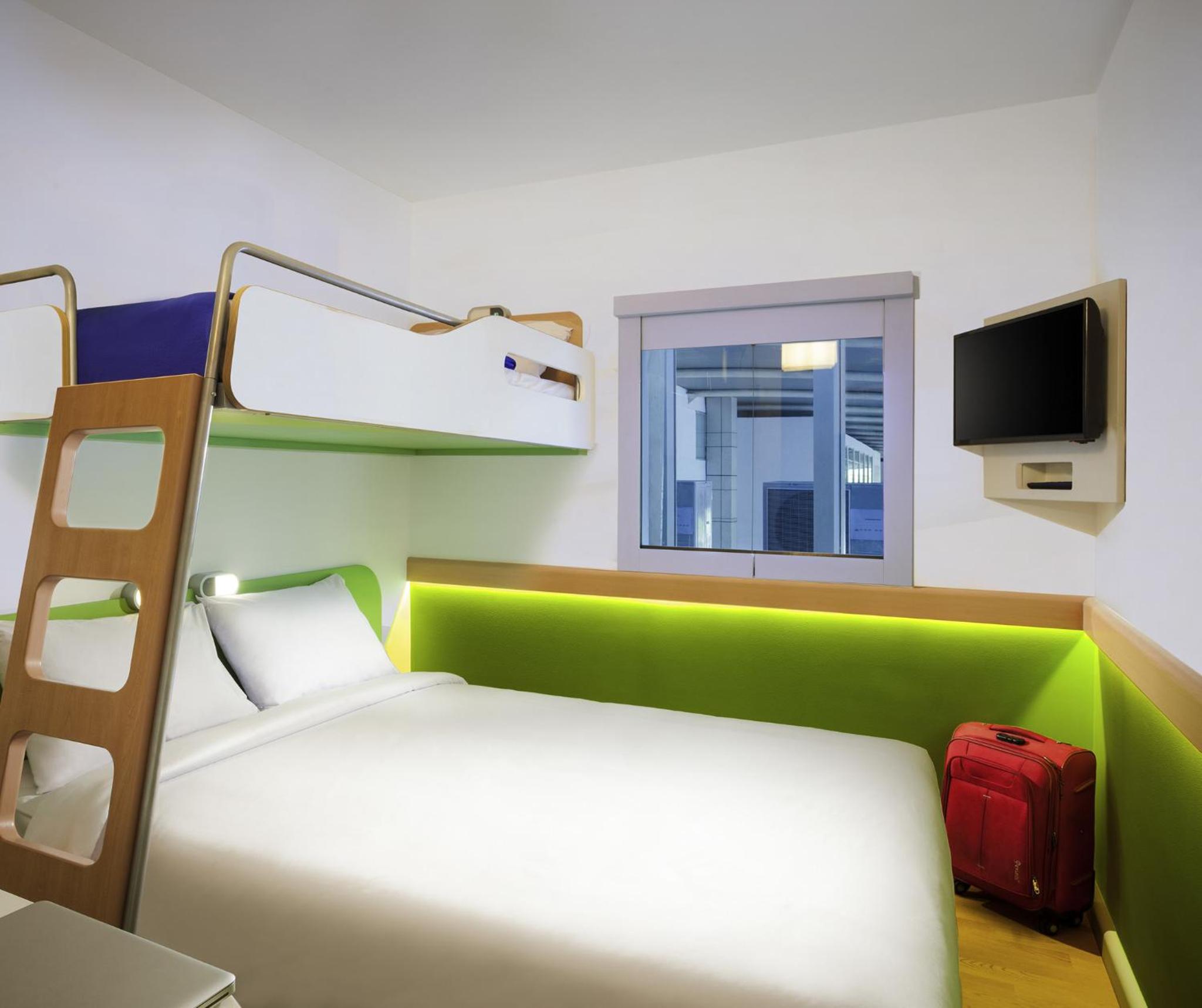 Triple Room with One Double and One Bunk Bed photo 3