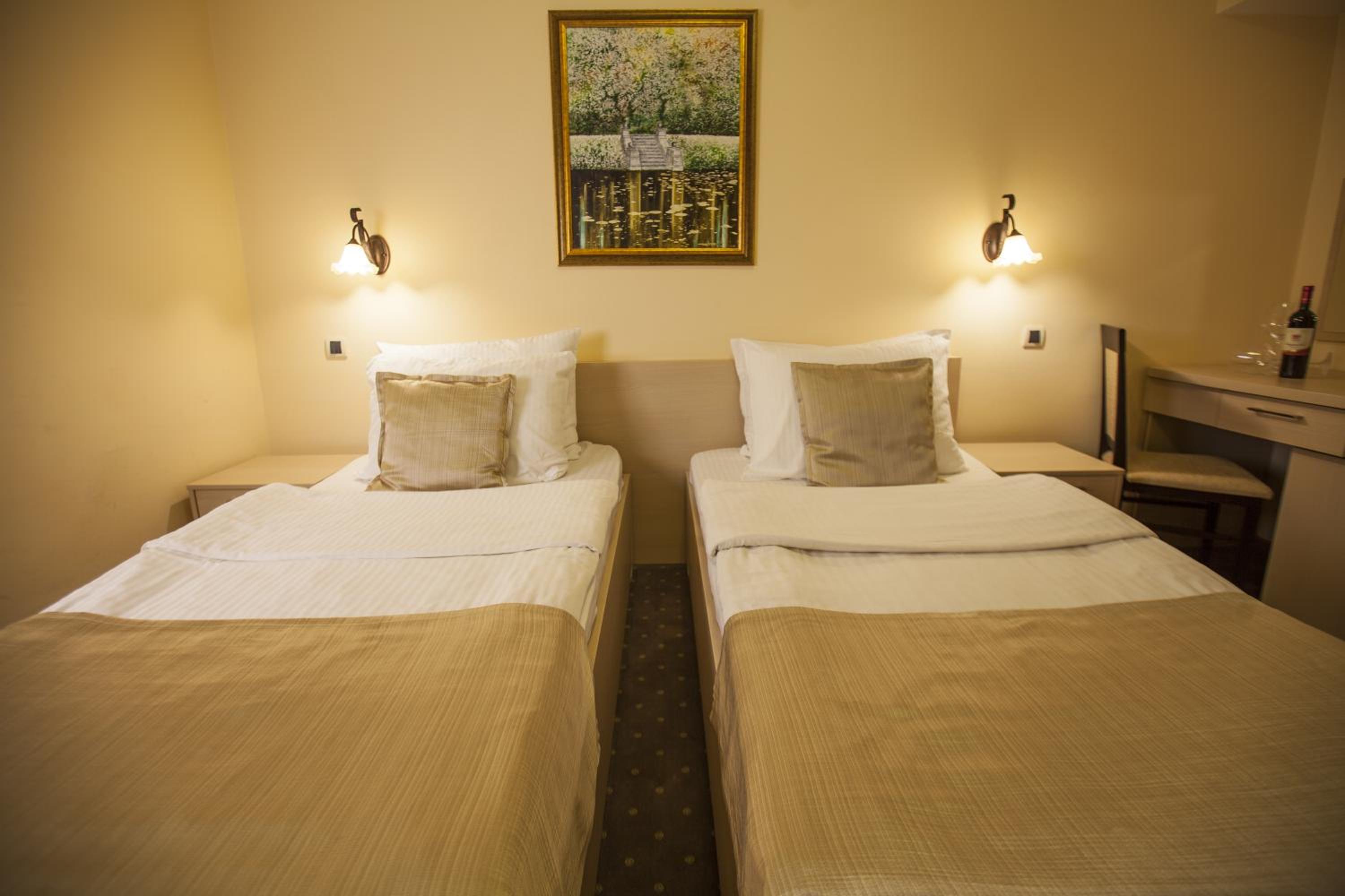 Twin Room - Photo 6