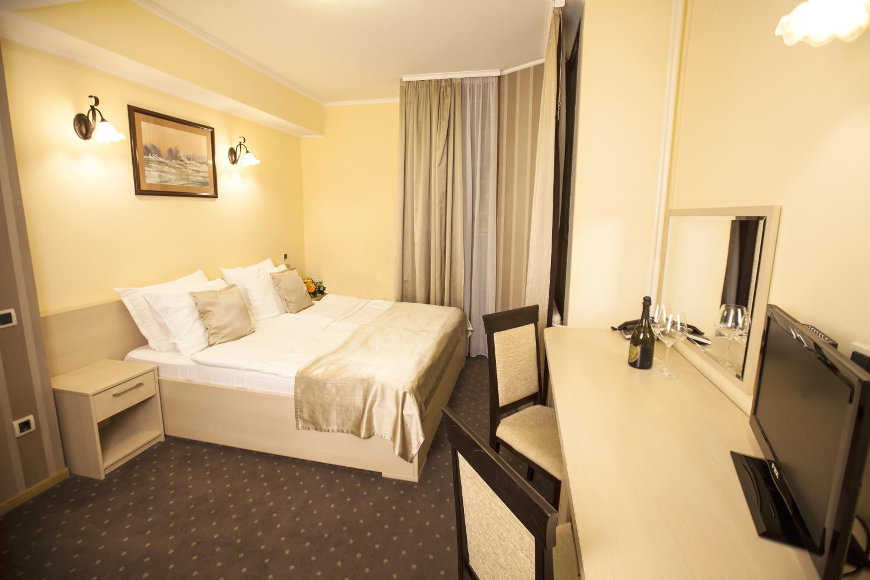 Double Room - Photo 2