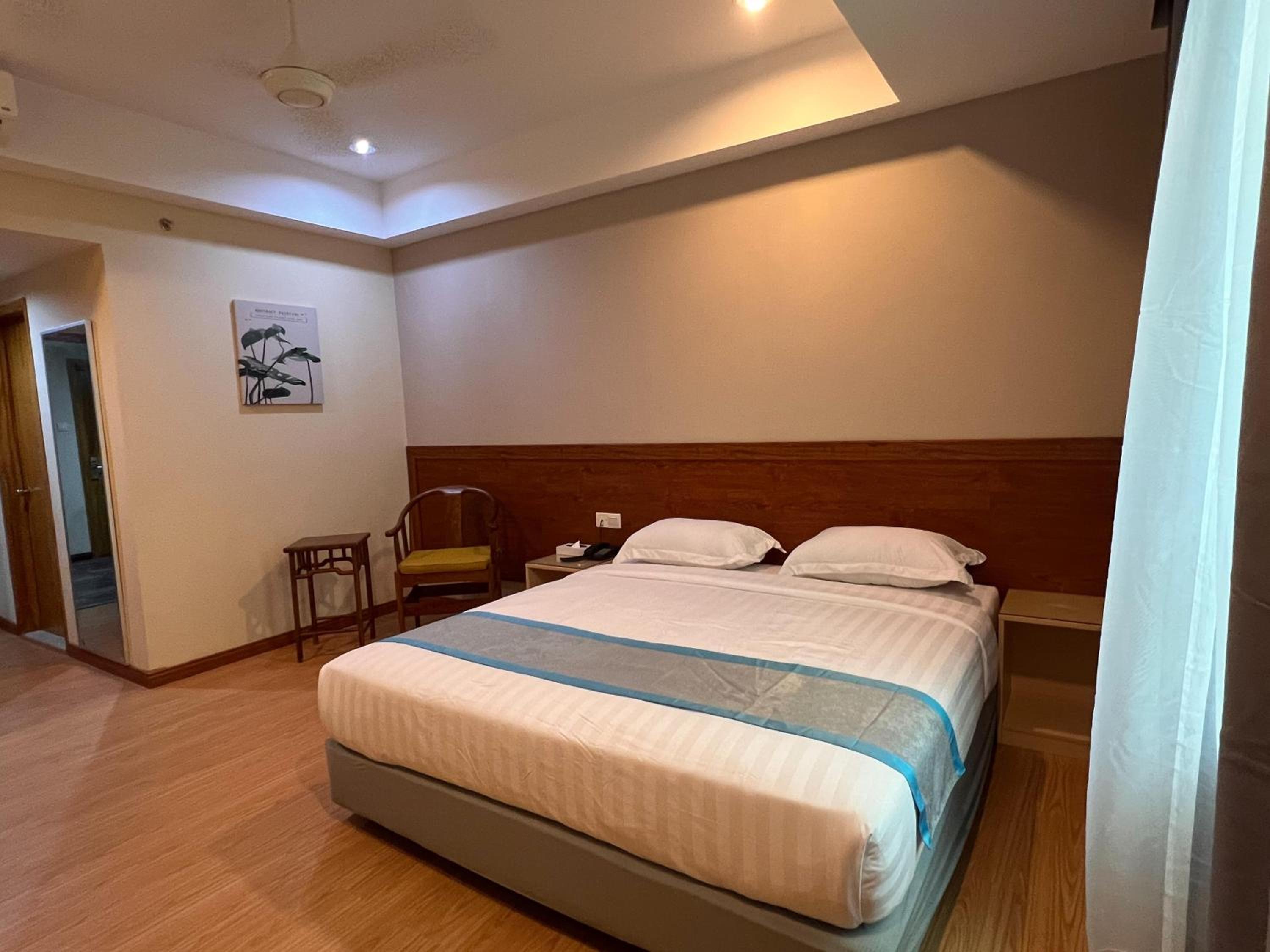 Deluxe King Room - Photo 5