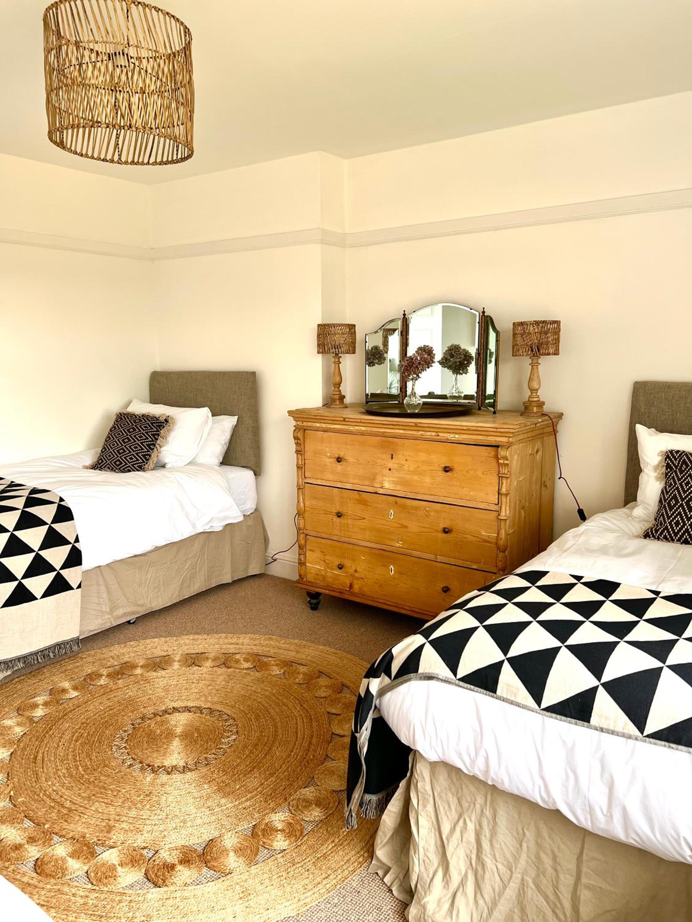 Six-Bedroom House photo 2