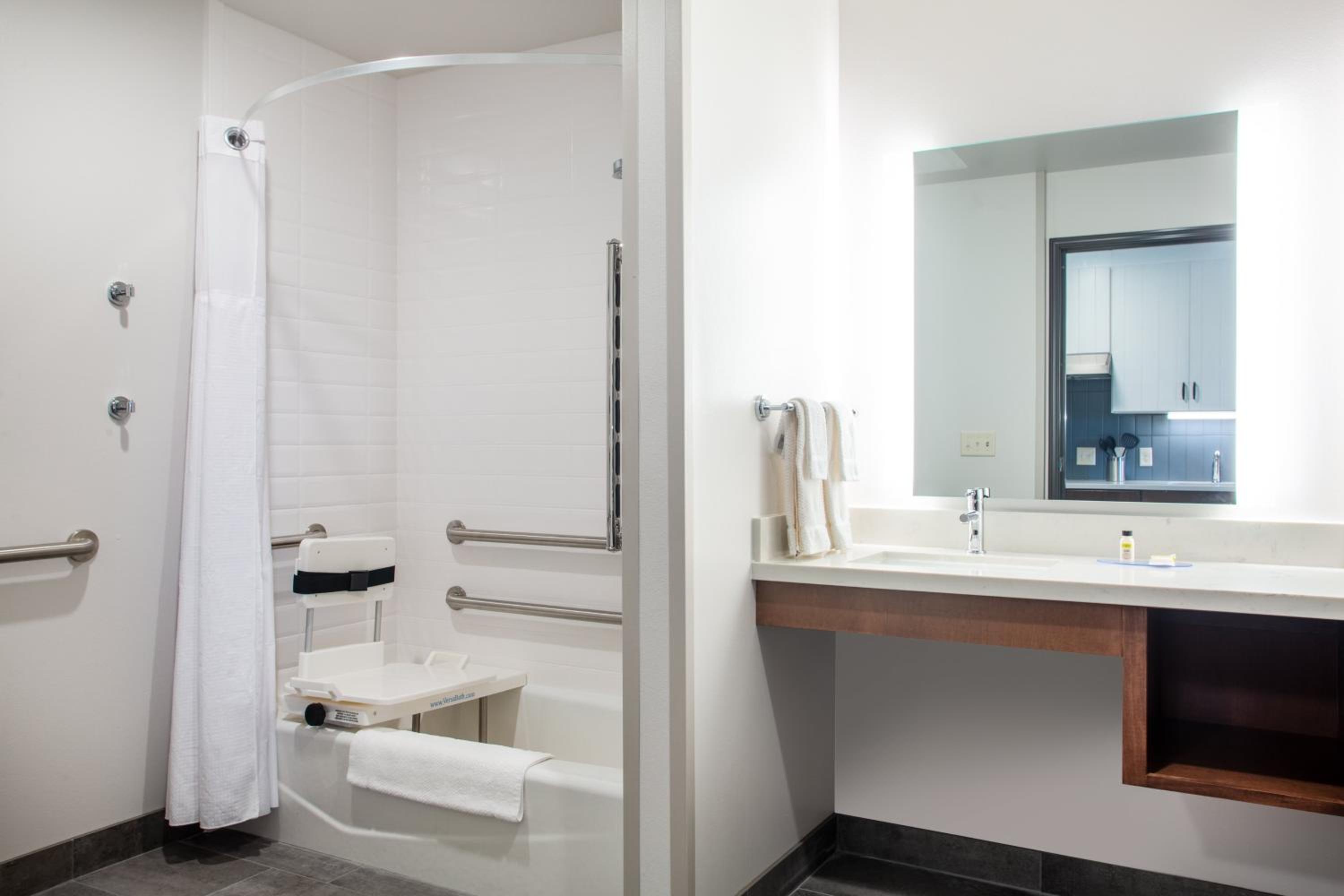King Studio Suite with Mobility Accessible Tub - Non-Smoking - Photo 2
