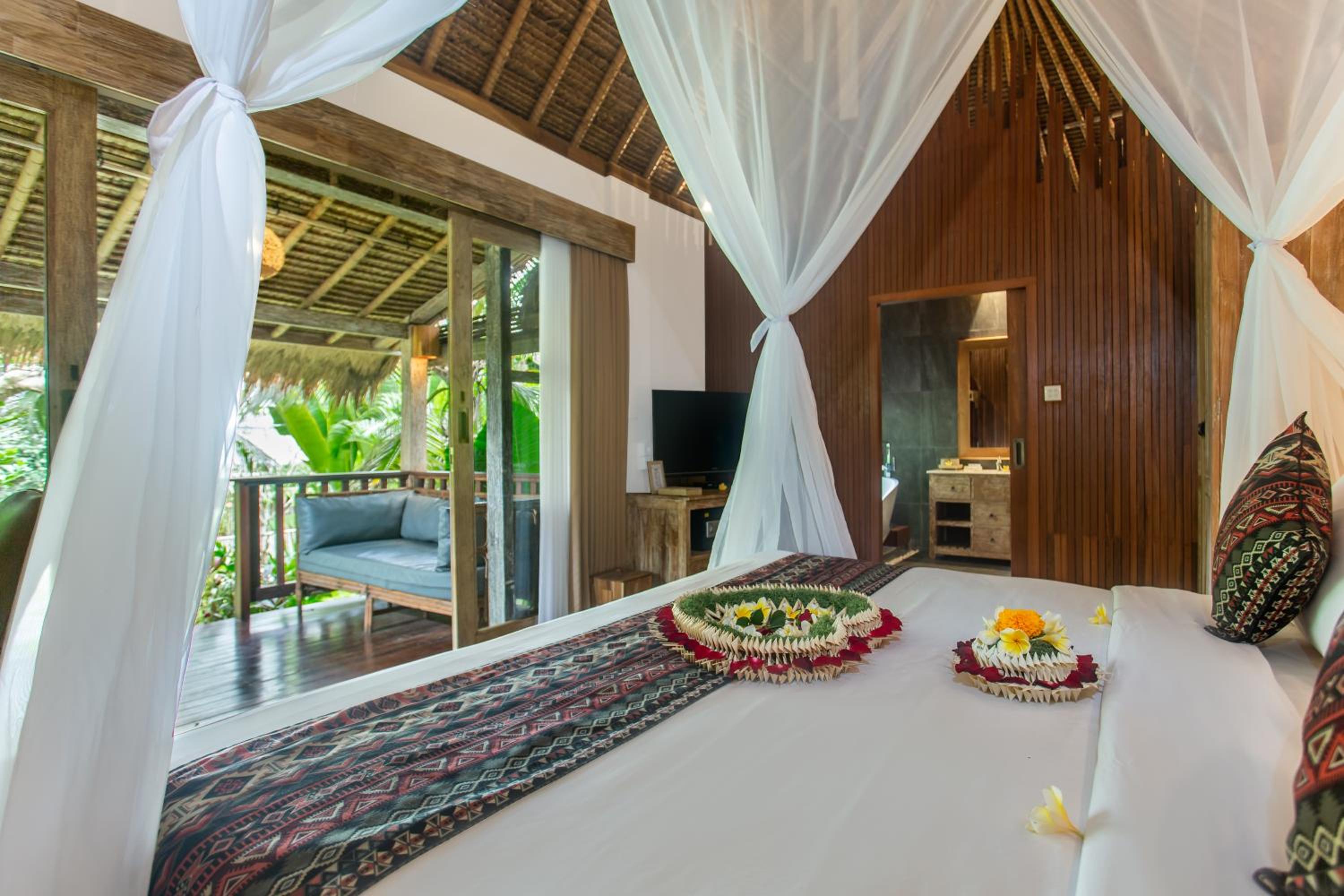 Bungalow with Garden View