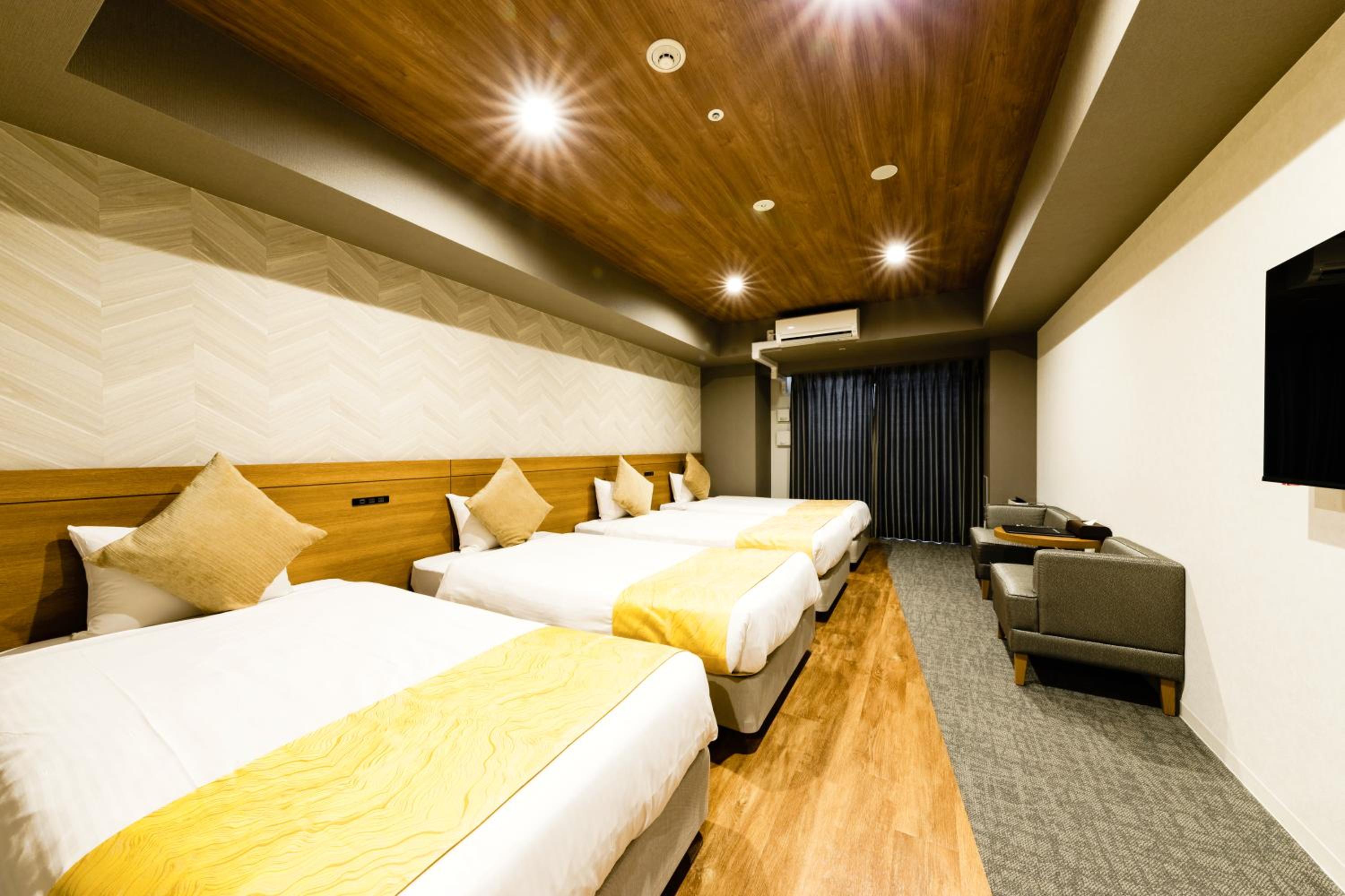 Deluxe Quadruple Room with Balcony photo 2
