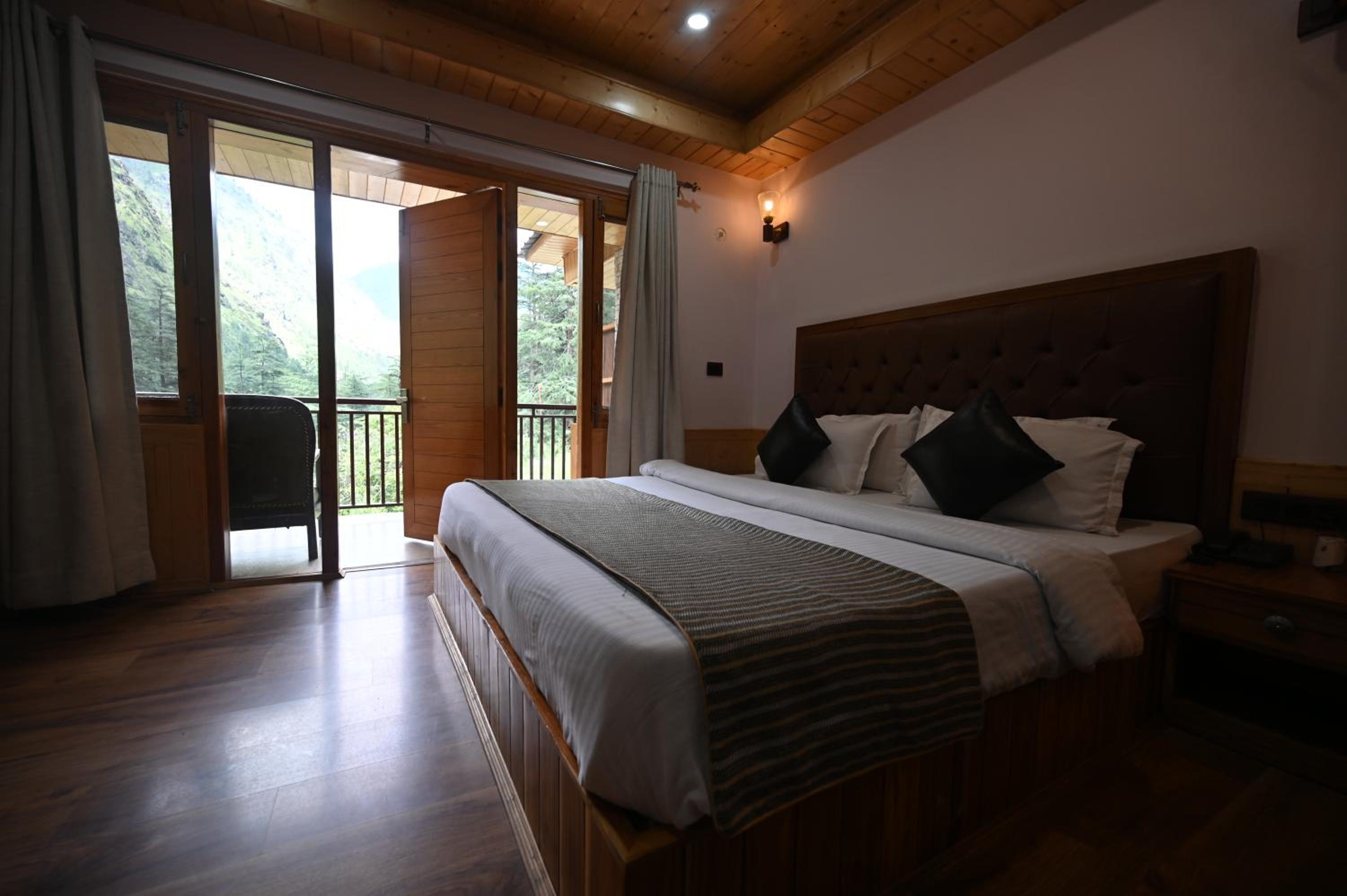 Superior King Room - Photo 18