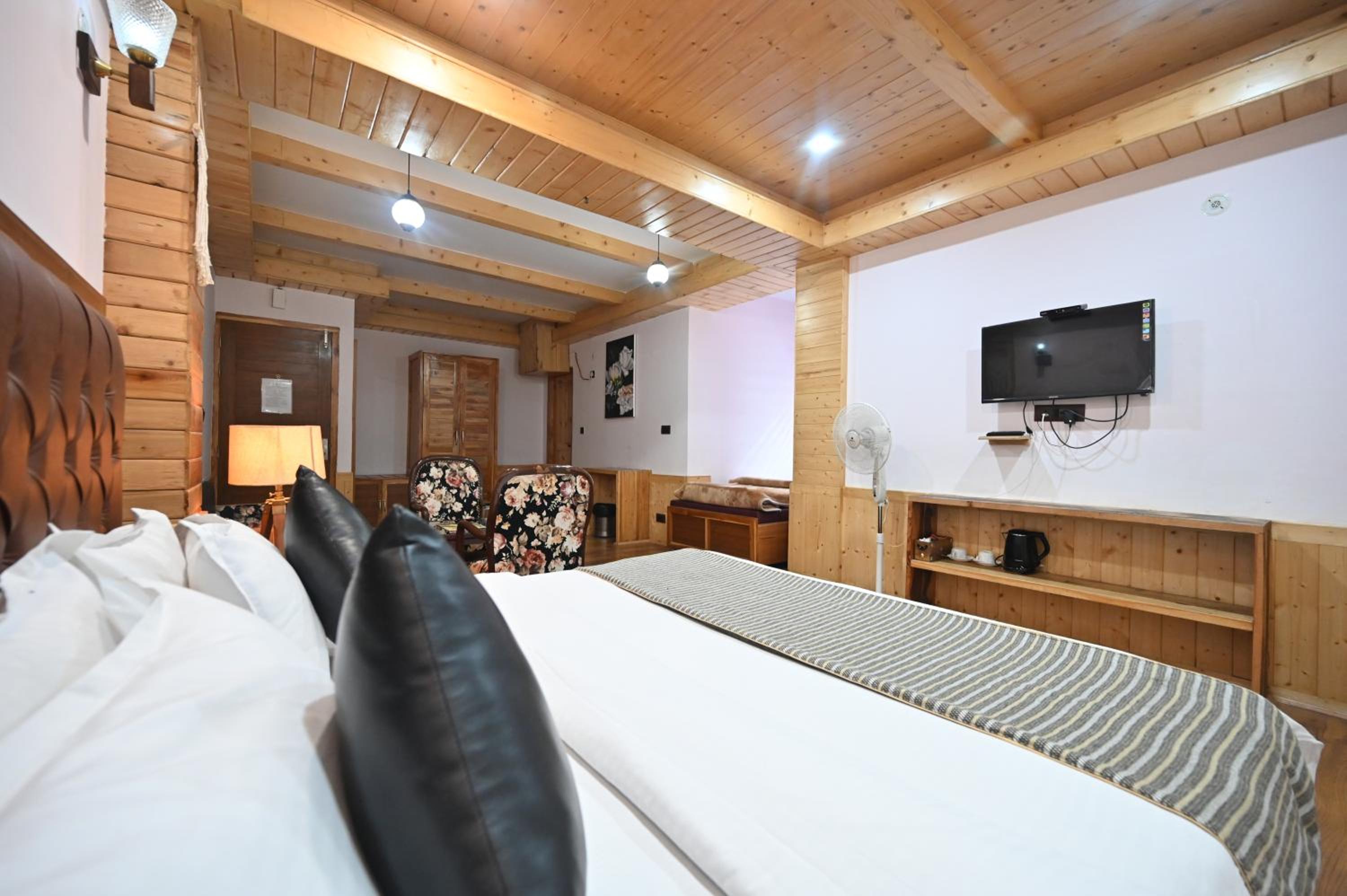 Superior King Room - Photo 19