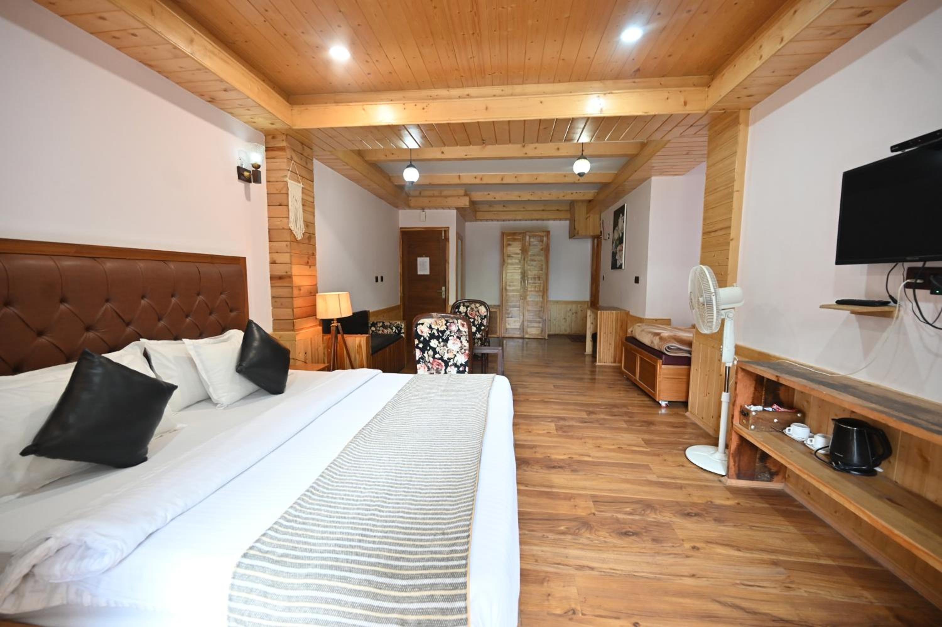 Superior King Room - Photo 12