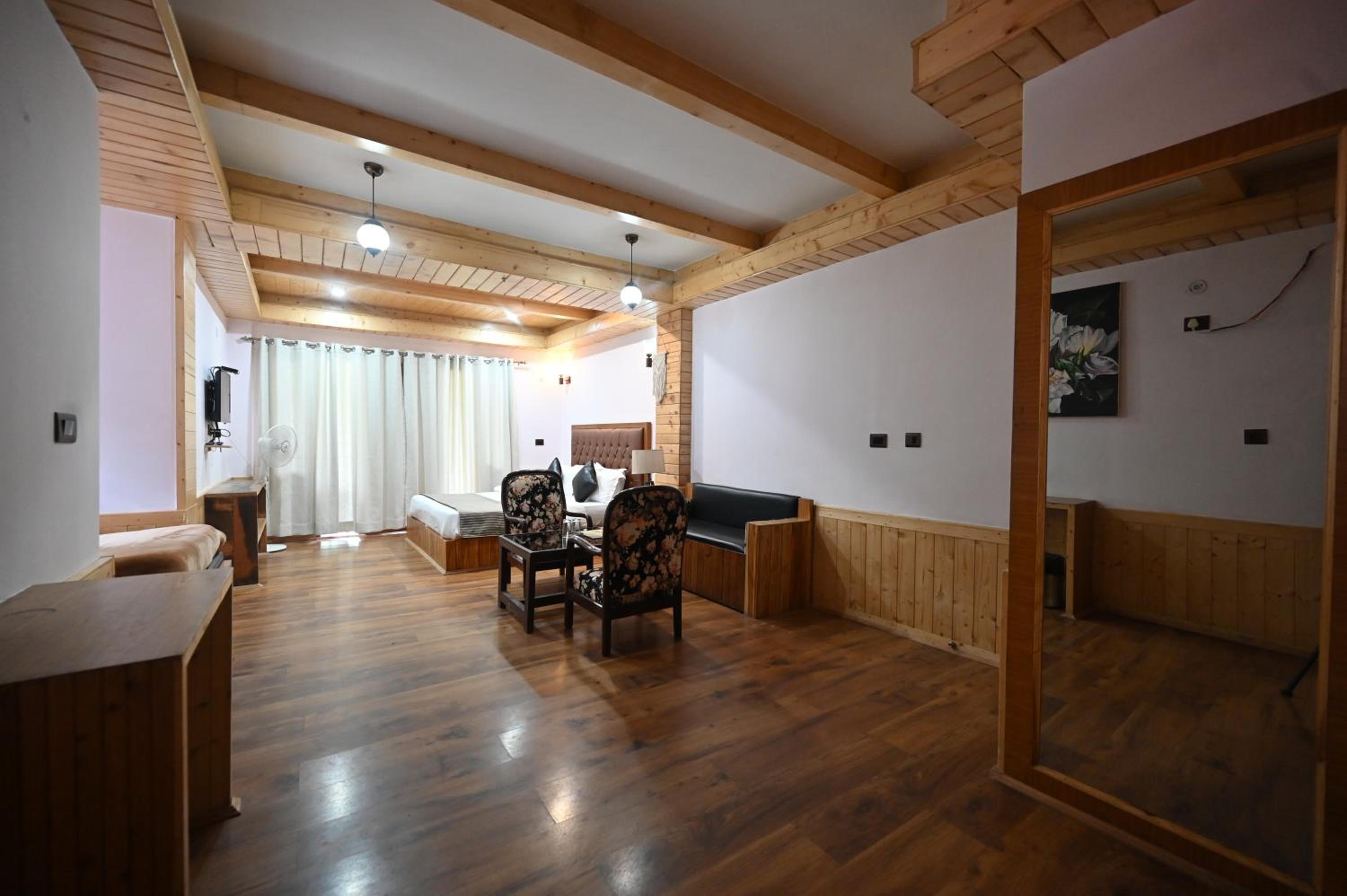 Superior King Room - Photo 17