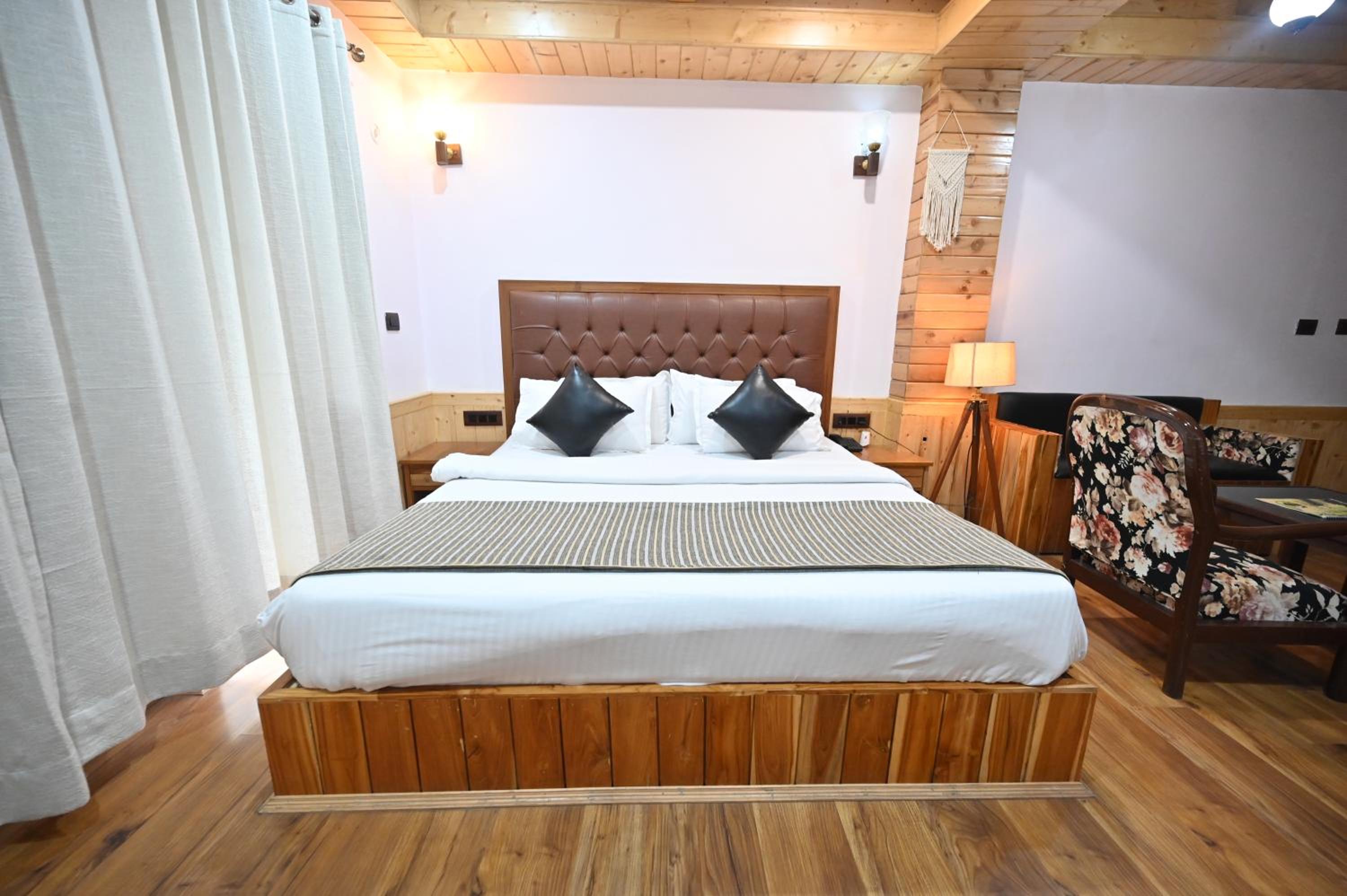 Superior King Room - Photo 15