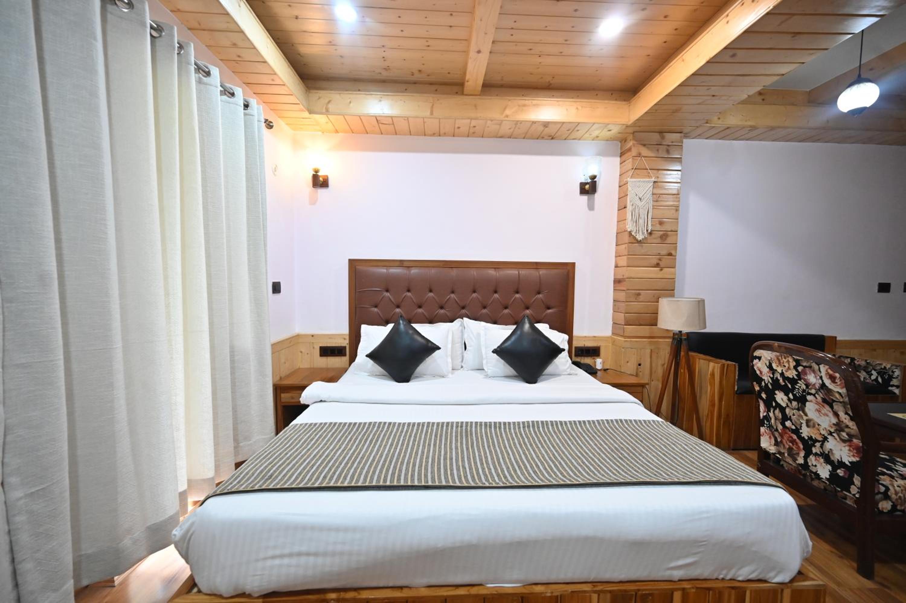 Superior King Room - Photo 13