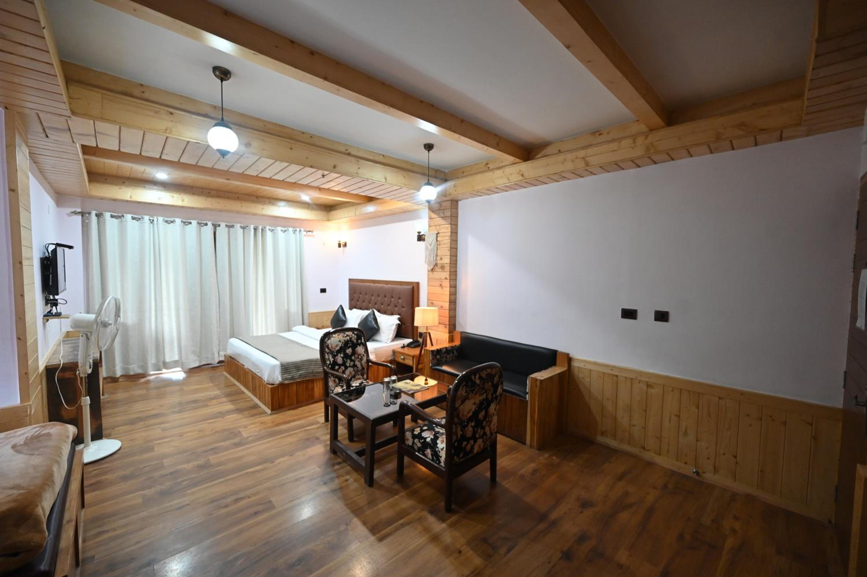 Superior King Room - Photo 16