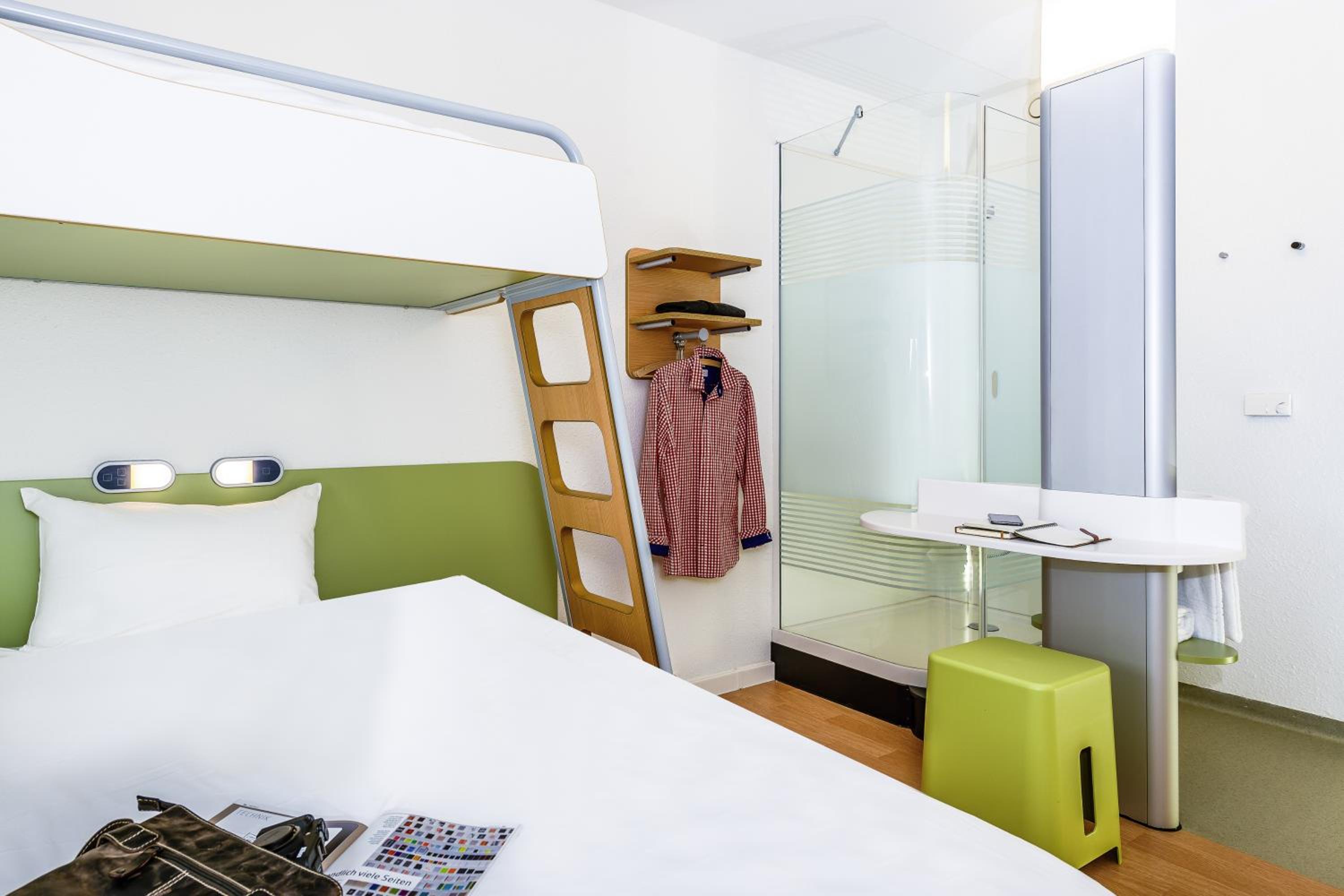 Triple Room with One Double and One Bunk Bed photo 2