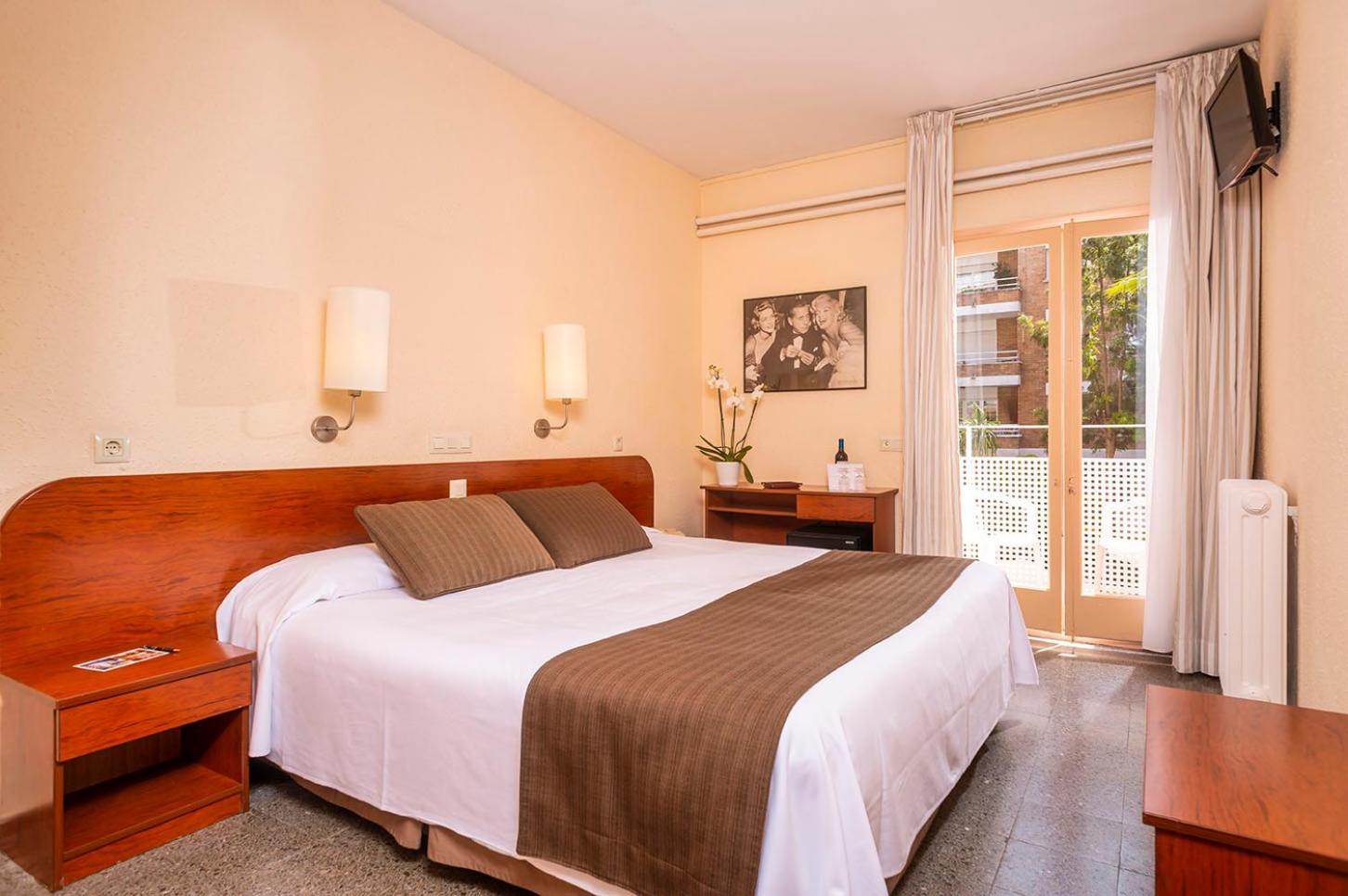Double Room with Pool View - Photo 4