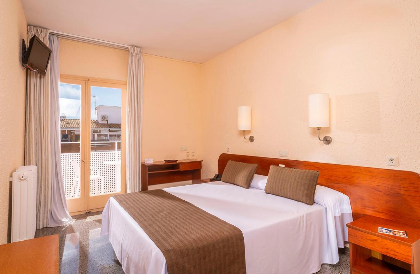 Double Room with Pool View - Photo 1