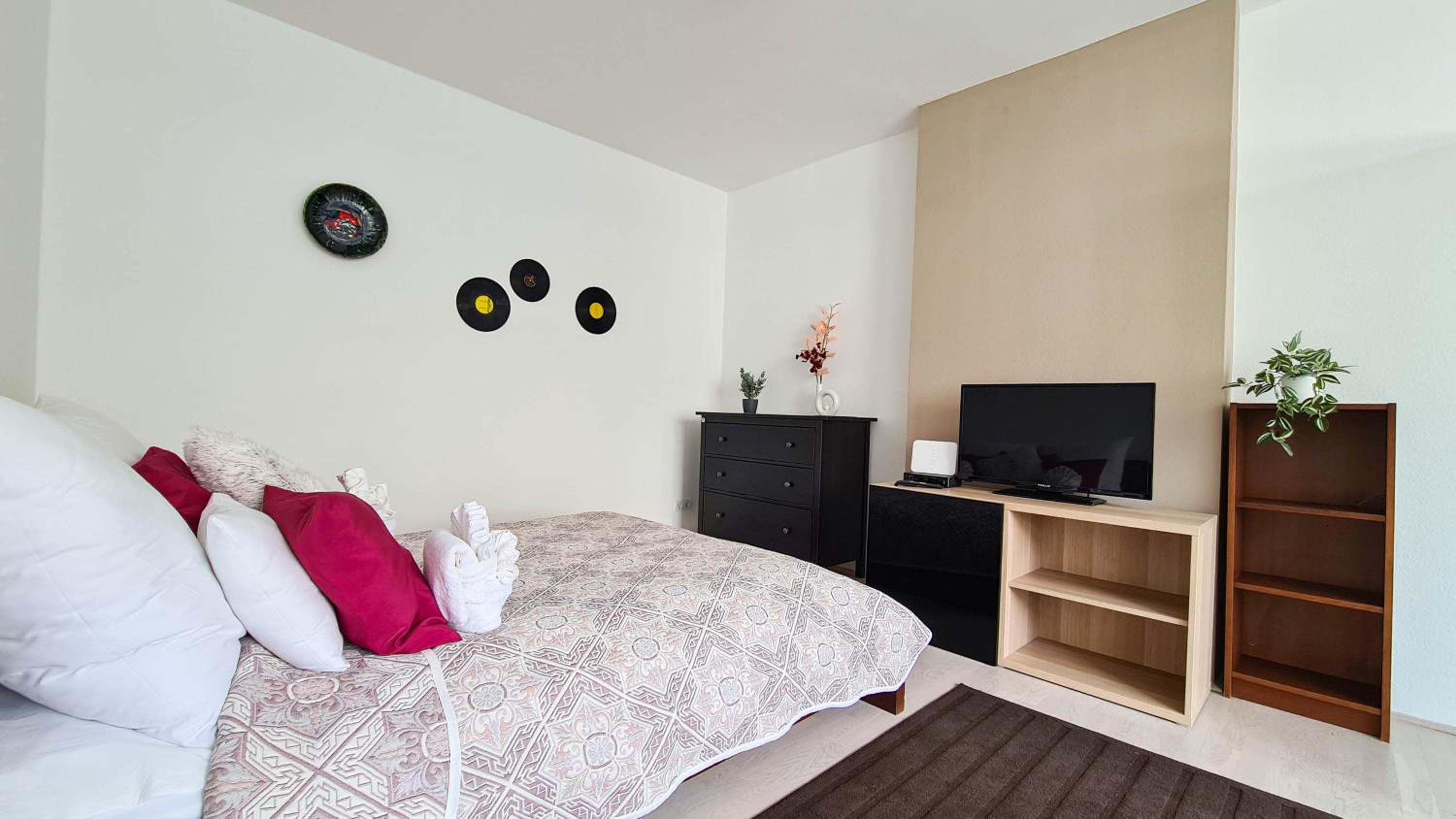 Three-Bedroom Apartment - Photo 6