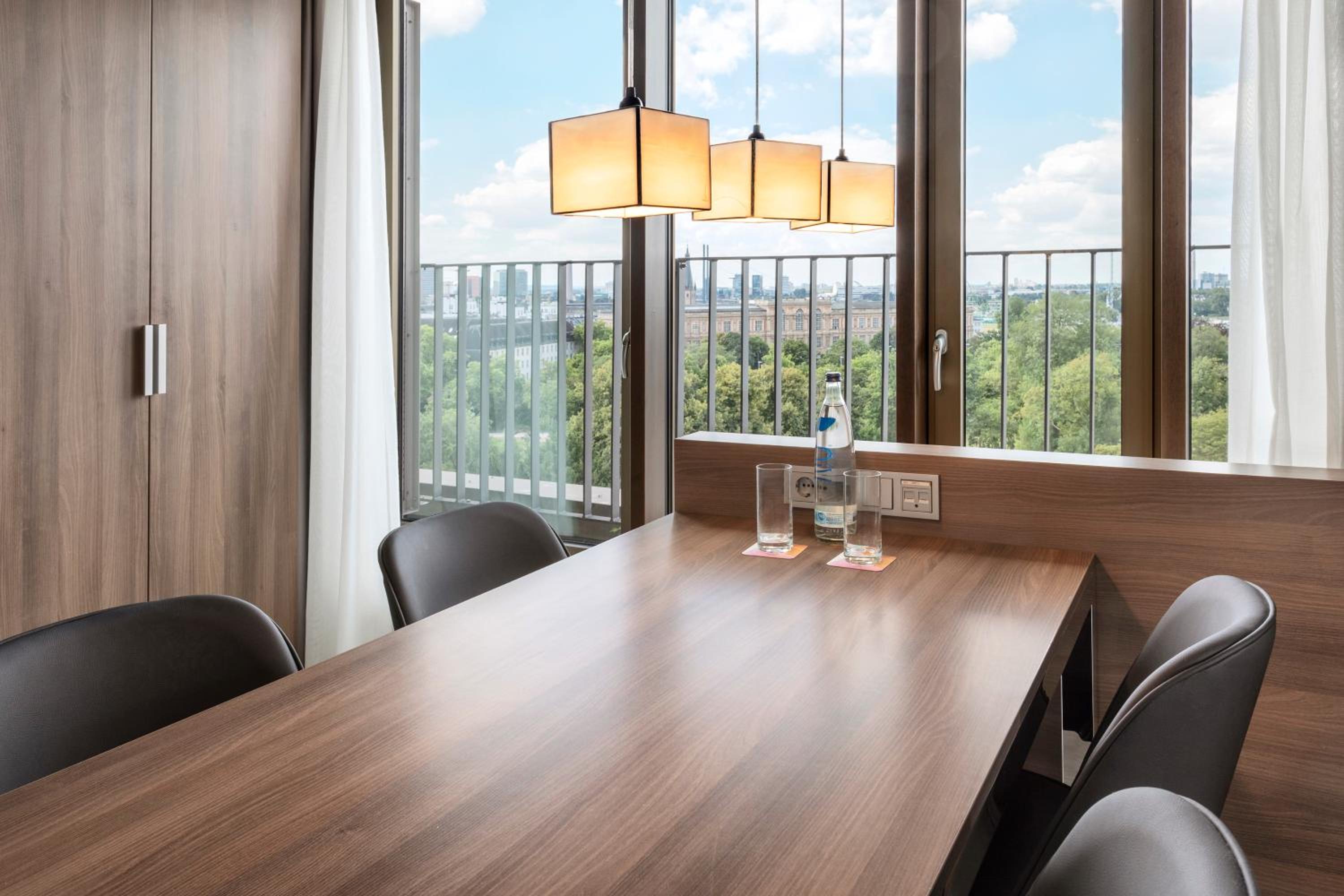 The Level Executive Suite - Photo 5