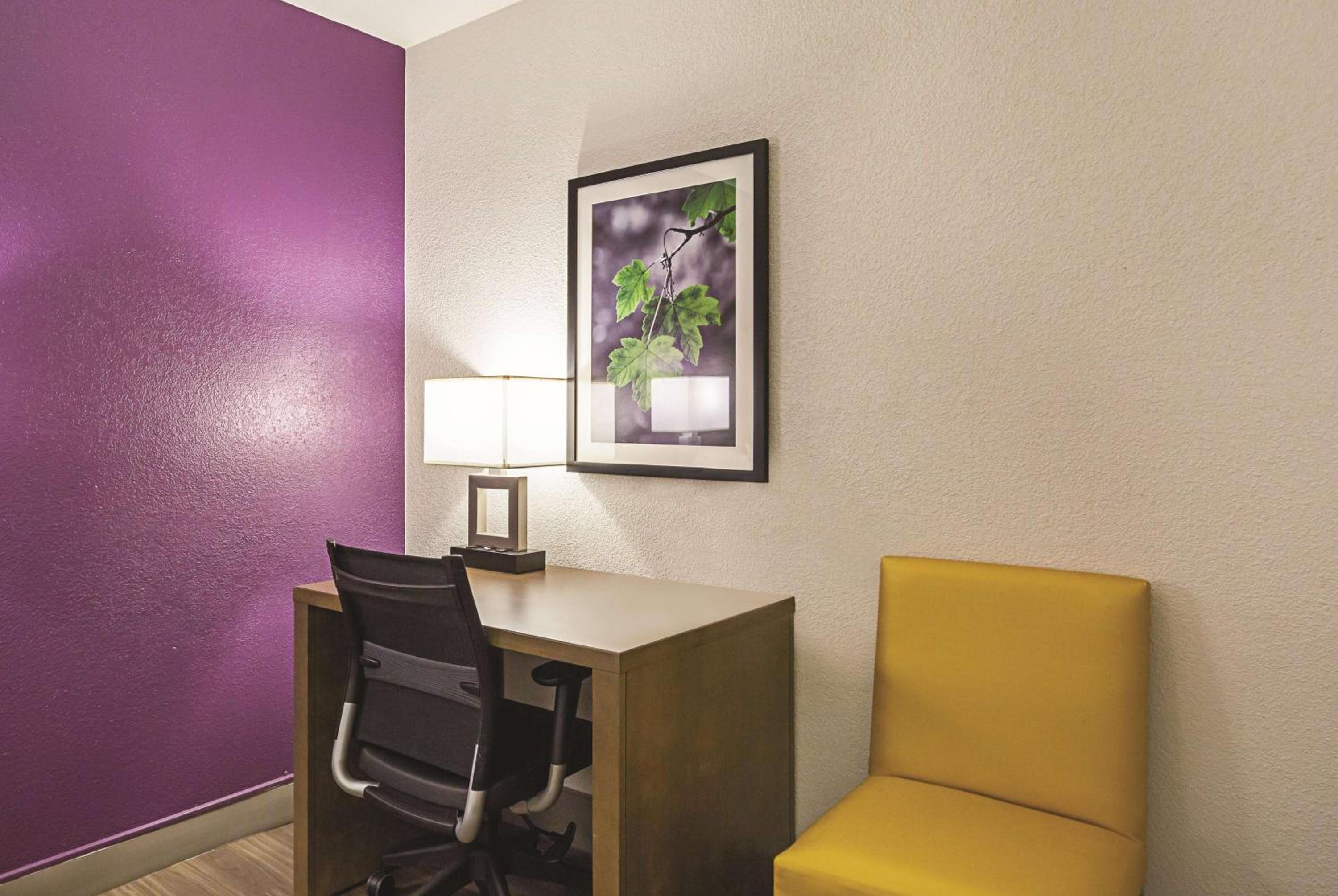 Executive King Suite - Non-Smoking - Photo 5