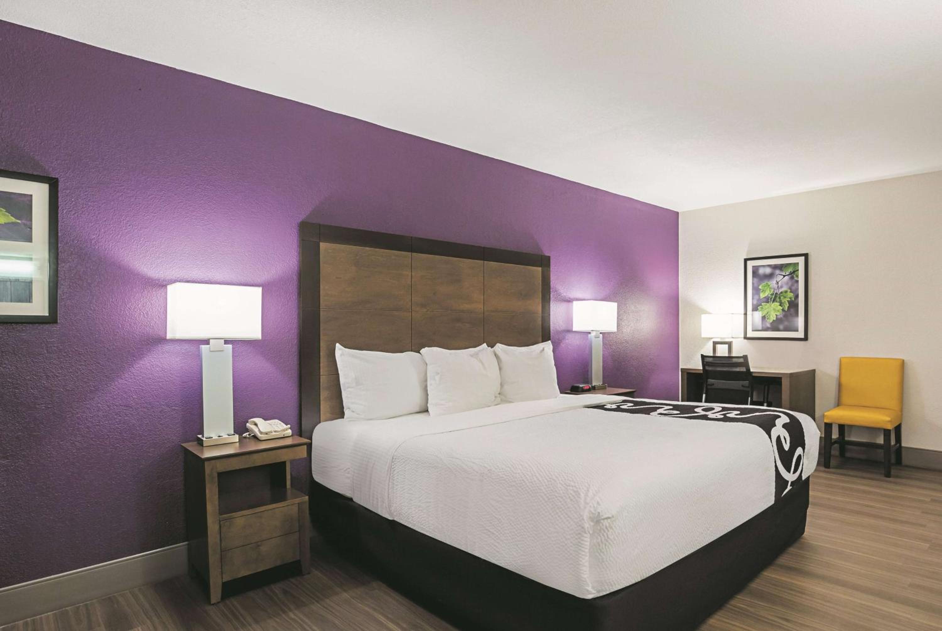 King Room - Non-Smoking - Photo 1