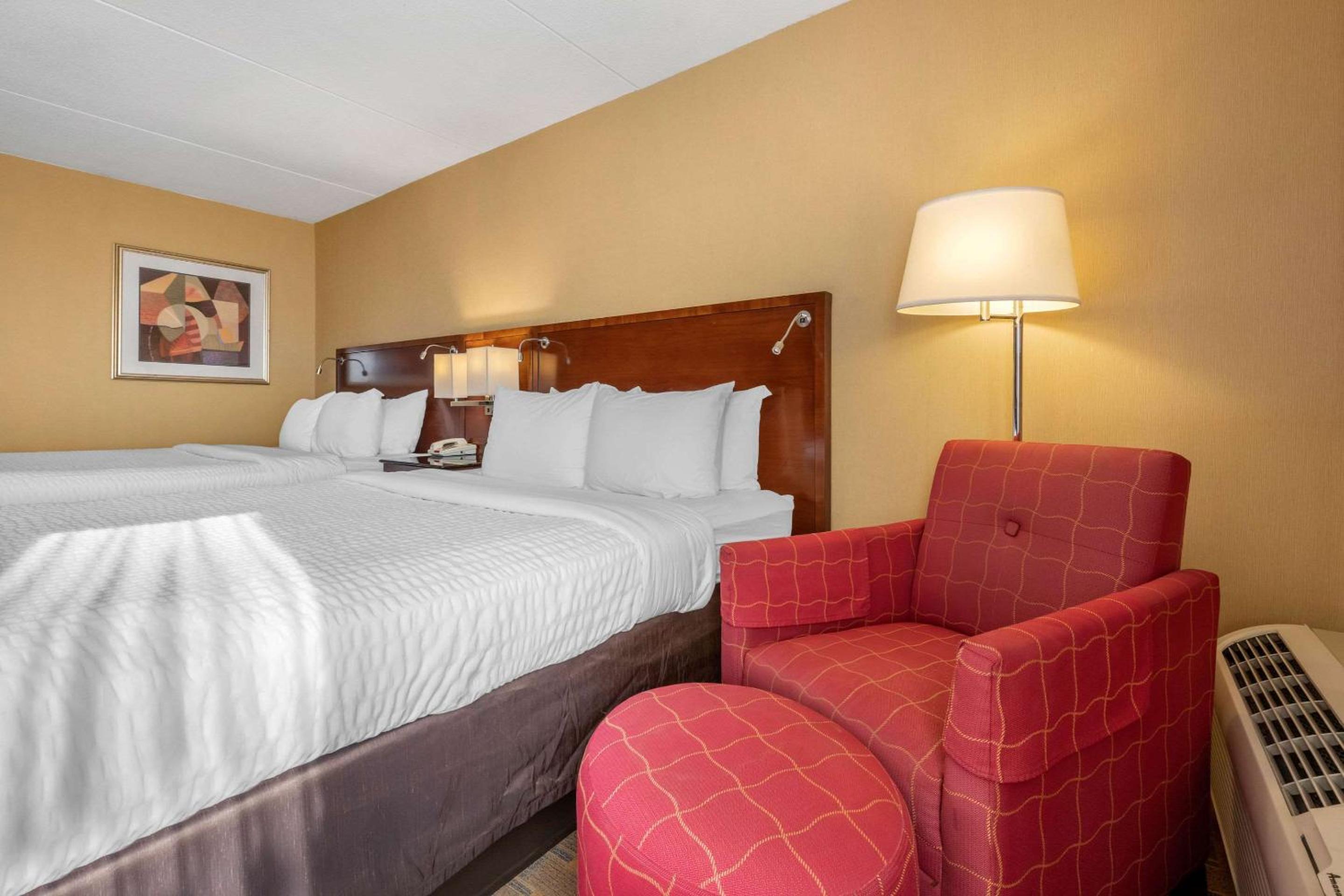 Queen Room with Two Queen Beds - Non-Smoking - Photo 3
